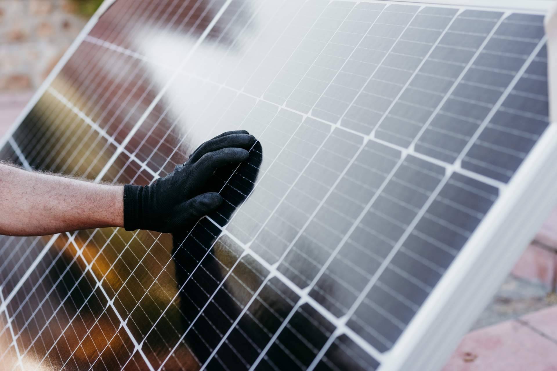 Cómo ahorrar generando energía propia. La hucha solar llega para quedarse