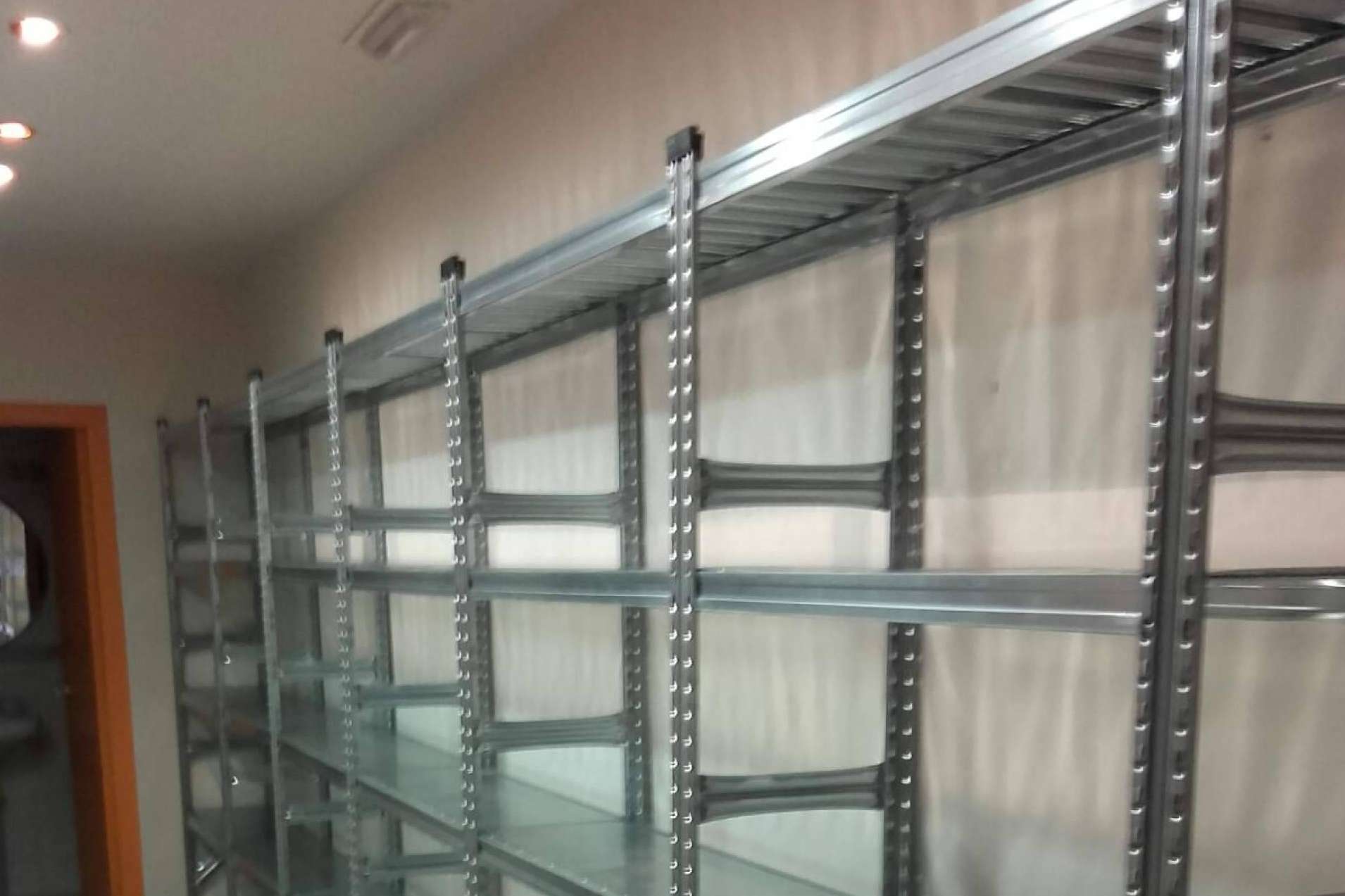 OfficeDeco introduce las estanterías metálicas ideales para la oficina