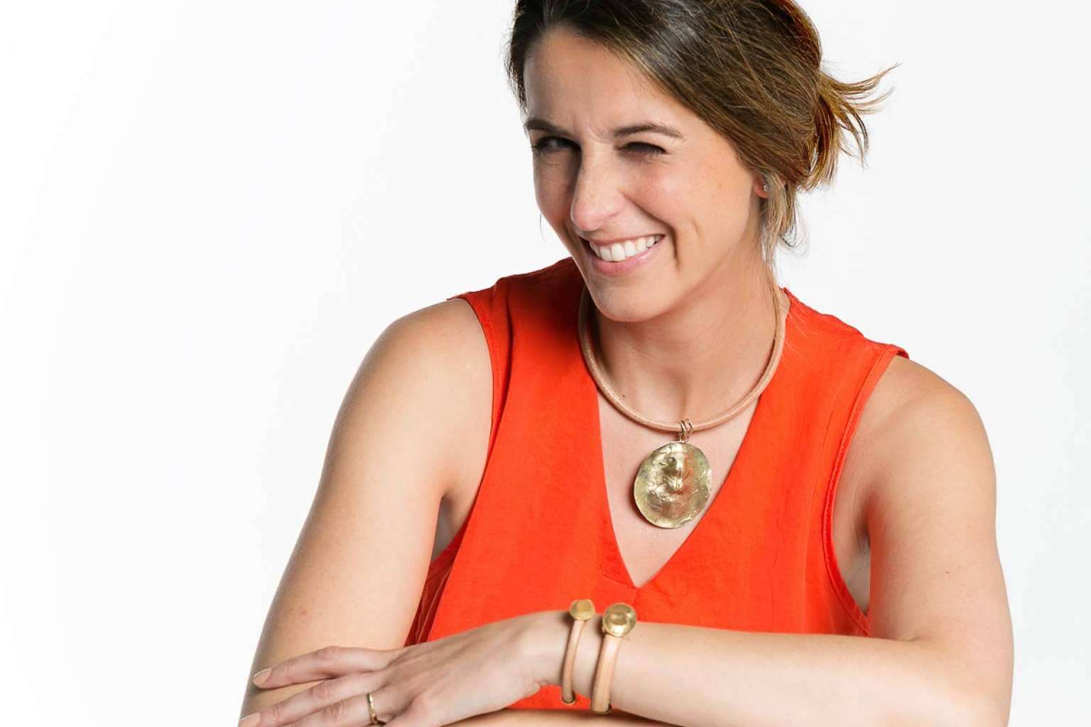 La marca de joyas, Dejando Huellas, da un significado a los colgantes con el grabado de las huellas dactilares