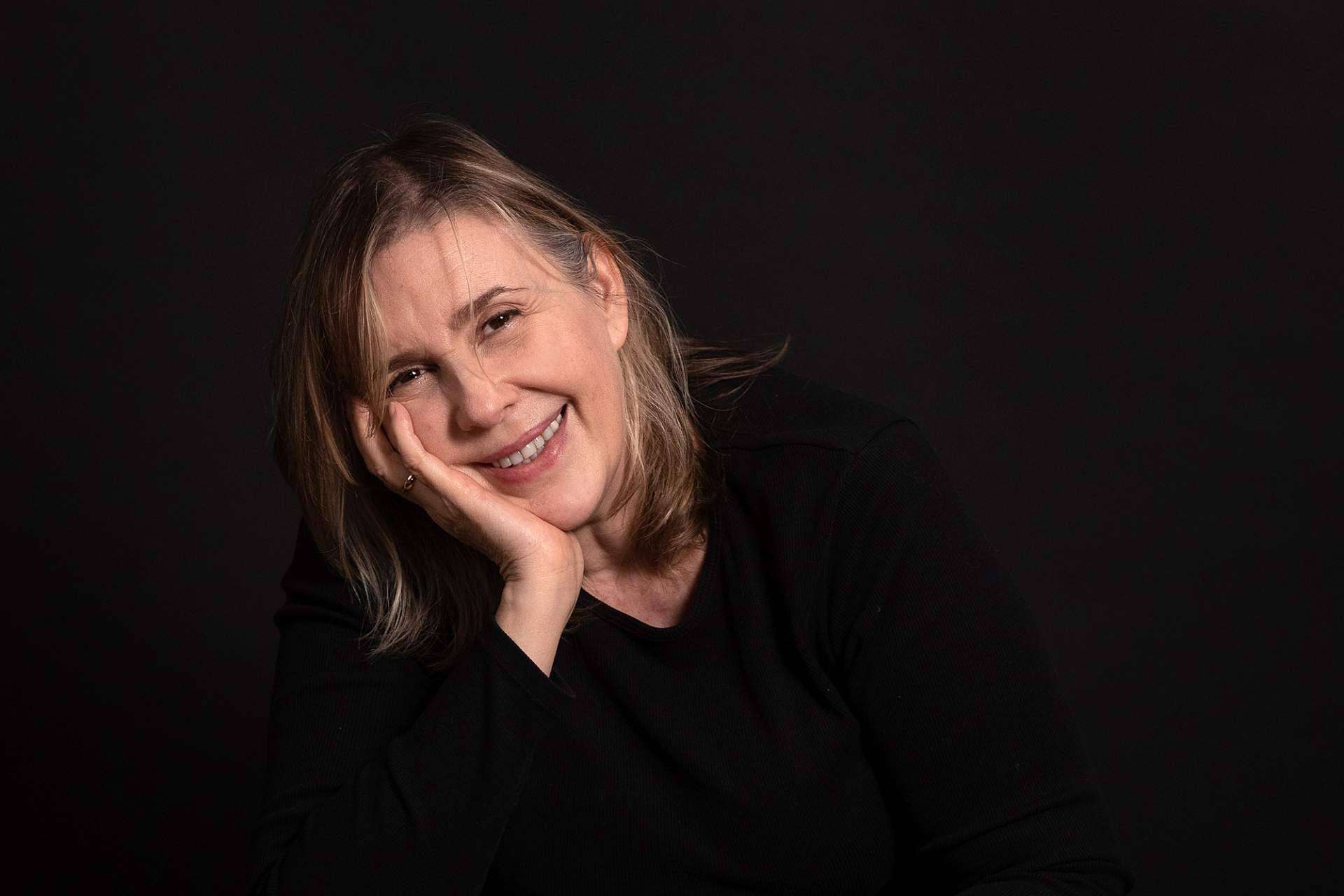 Pilar Rodríguez-Castillos habla sobre su novela, 'Mujeres que caminan sobre fuego'