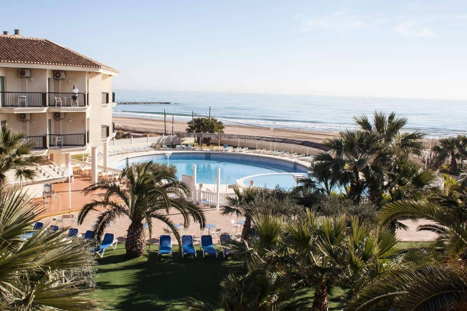 Un alojamiento turístico para pasar esta temporada de vacaciones en las playas de Valencia, Valhotel