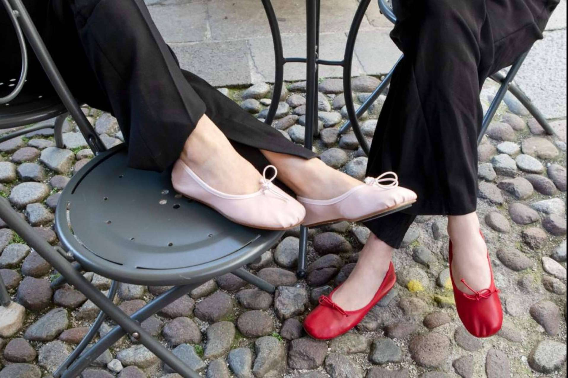 Mon Massagué presenta sus bailarinas de piel negras, cómodas de llevar en el bolso