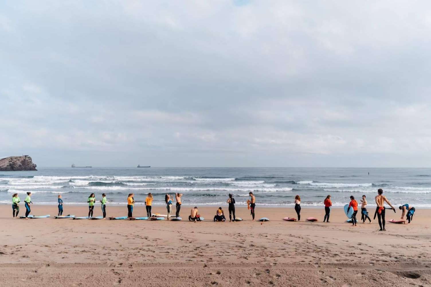 Los vuelos a Salinas permiten a los amantes del surf disfrutar de todo lo que ofrece Family Surfers - Surfcamp Las Dunas
