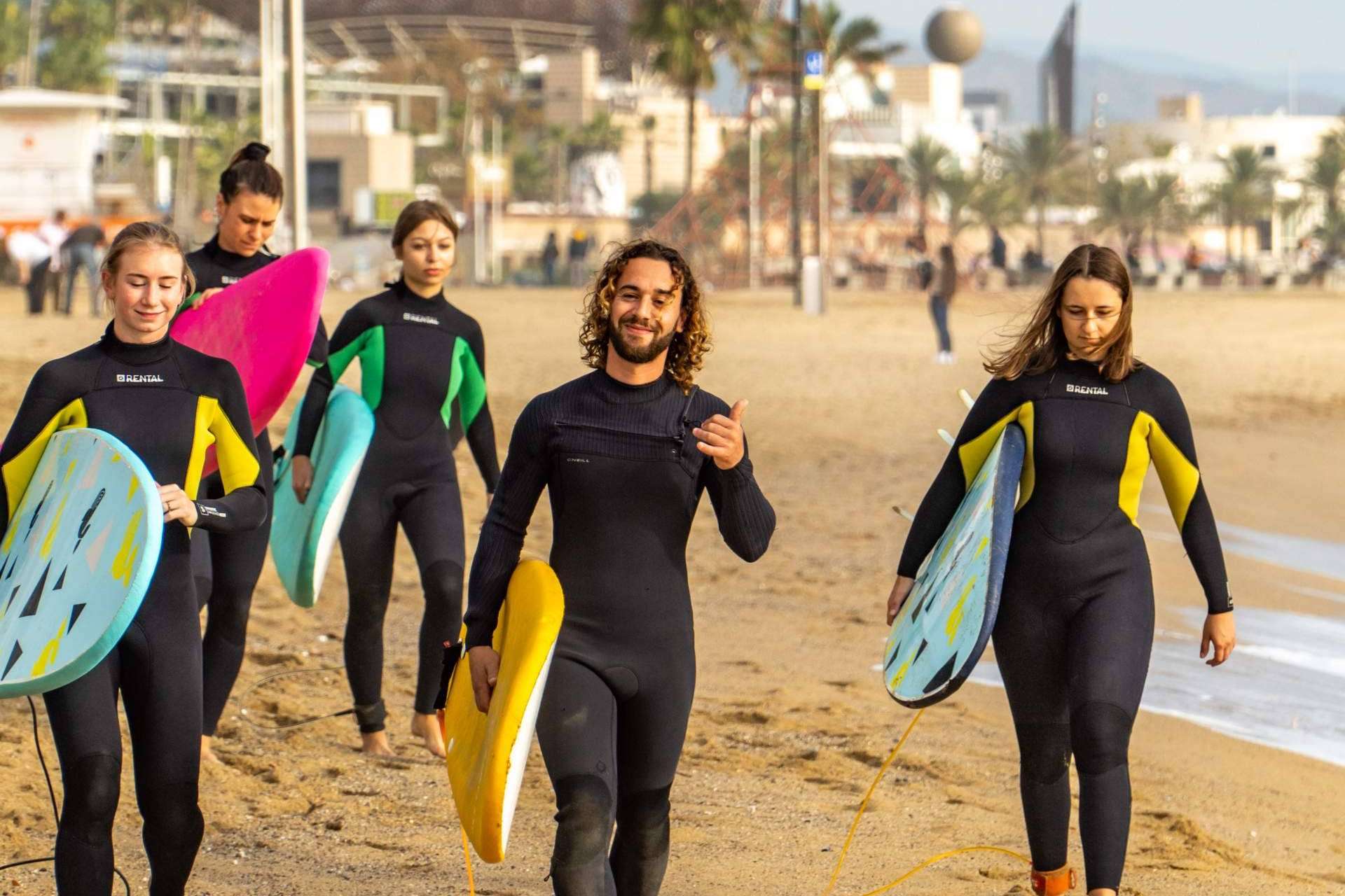 Eswell ofrece clases de surf en Barcelona