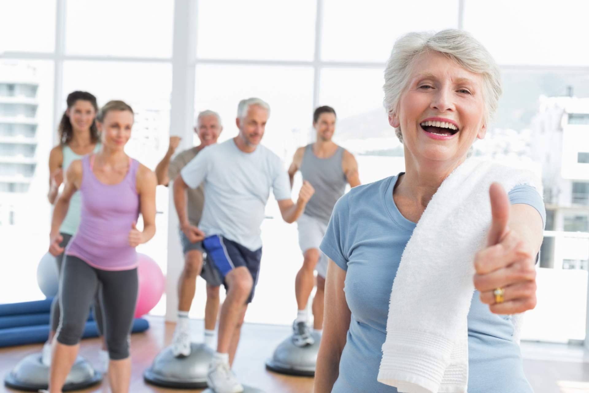 Por qué es importante entrenar la fuerza en personas mayores de 60 años, con Muévete Conmigo