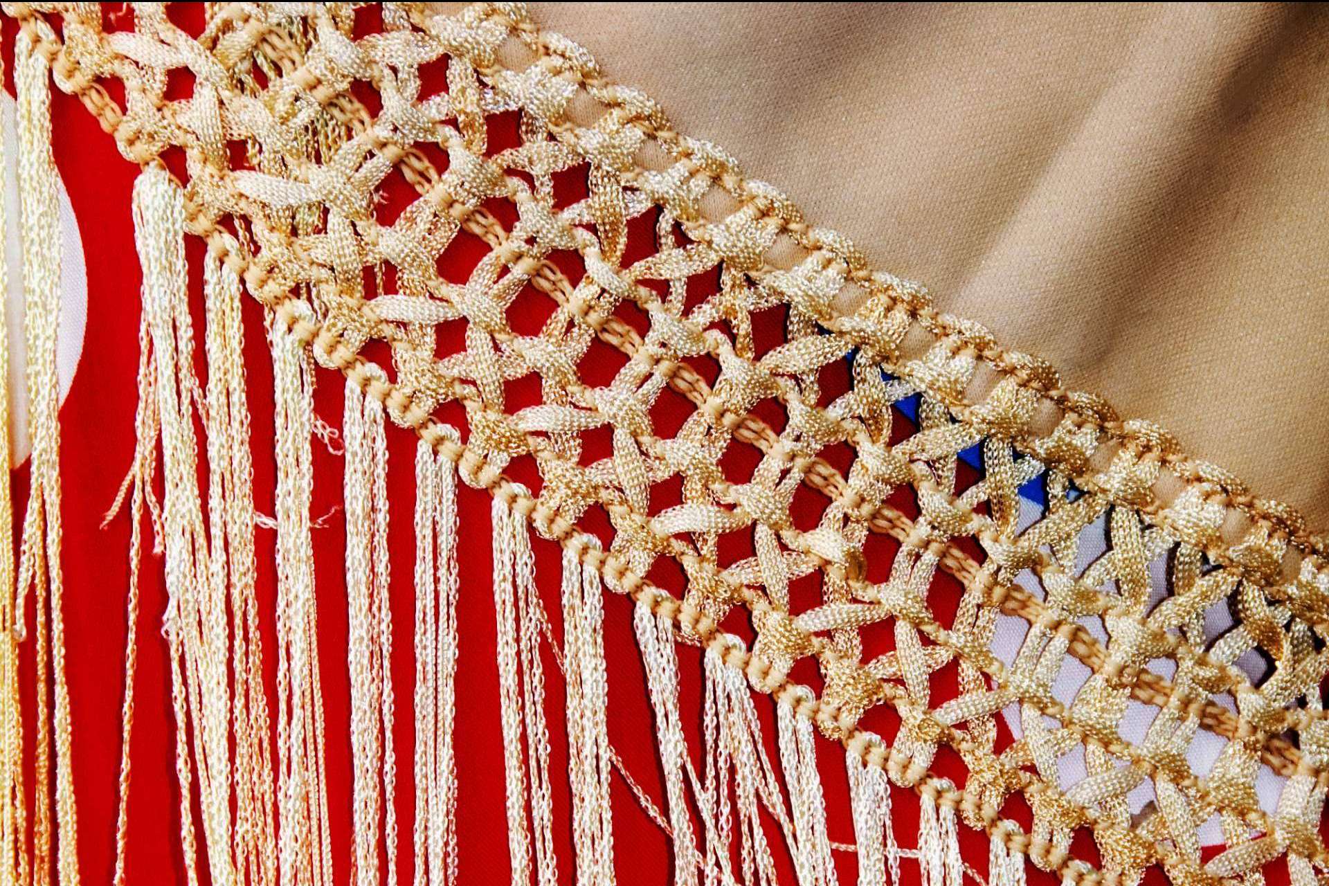 Viva La Feria explica paso a paso cómo se ponen los mantones flamencos