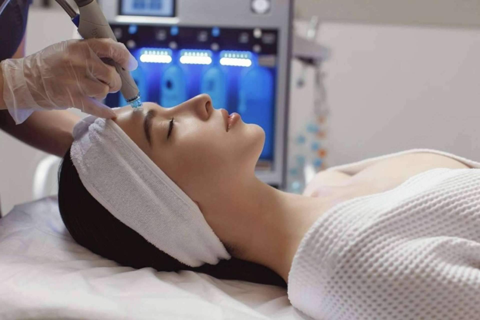 Realizarse una limpieza facial profunda médica con Hydrafacial de la mano de Clínica Sánchez Peral