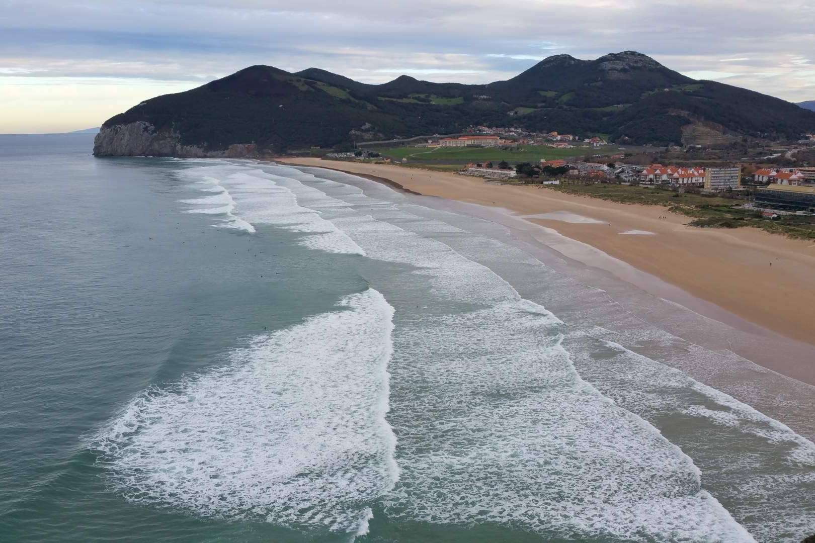 Motivos para practicar surf en Santoña, por Watsay