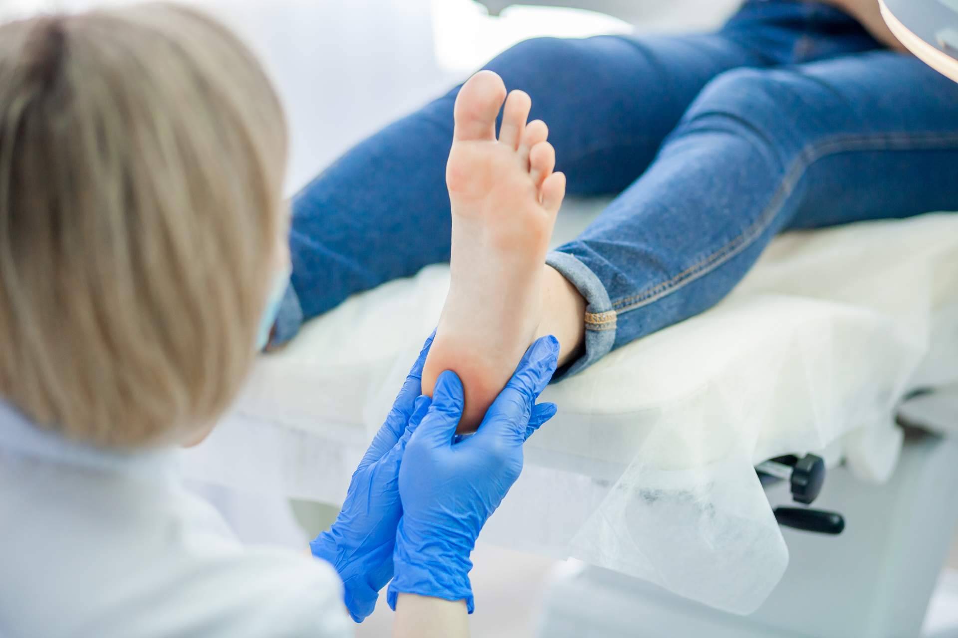 La importancia de acudir al podólogo, tratamientos y soluciones para los hongos en los pies de la mano de Clínica de Podología Integral Pododerm