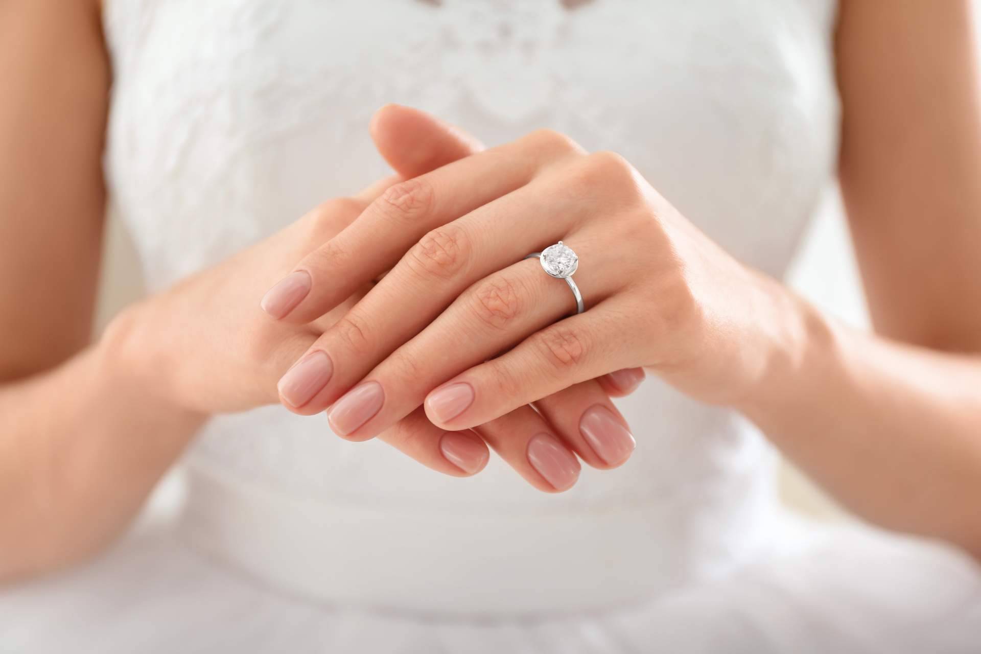 ¿Cómo sorprender a las futuras prometidas con un anillo de compromiso único y personalizado? Staring