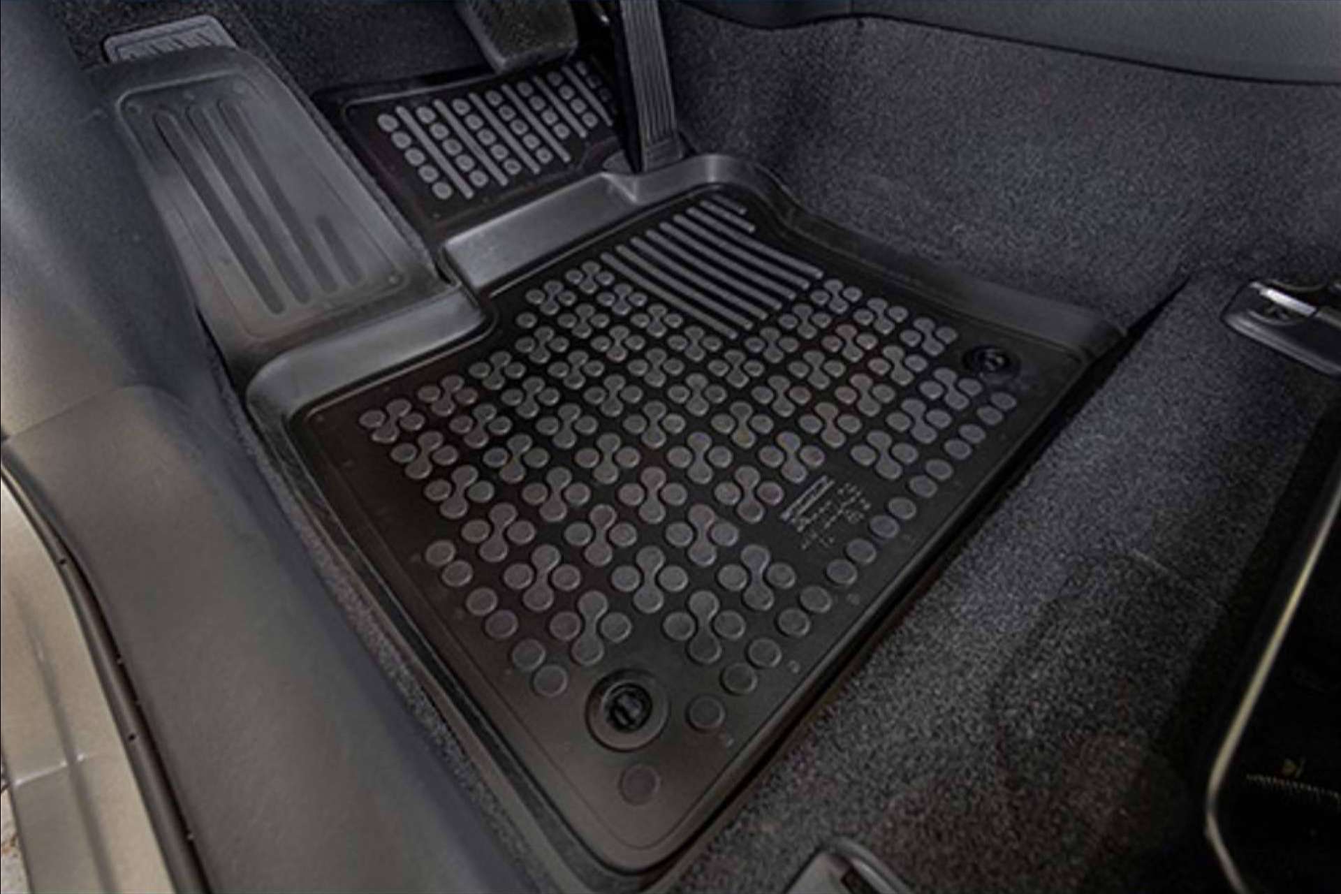Negrillo ofrece alfombrillas a medida y protectores de maletero de coche