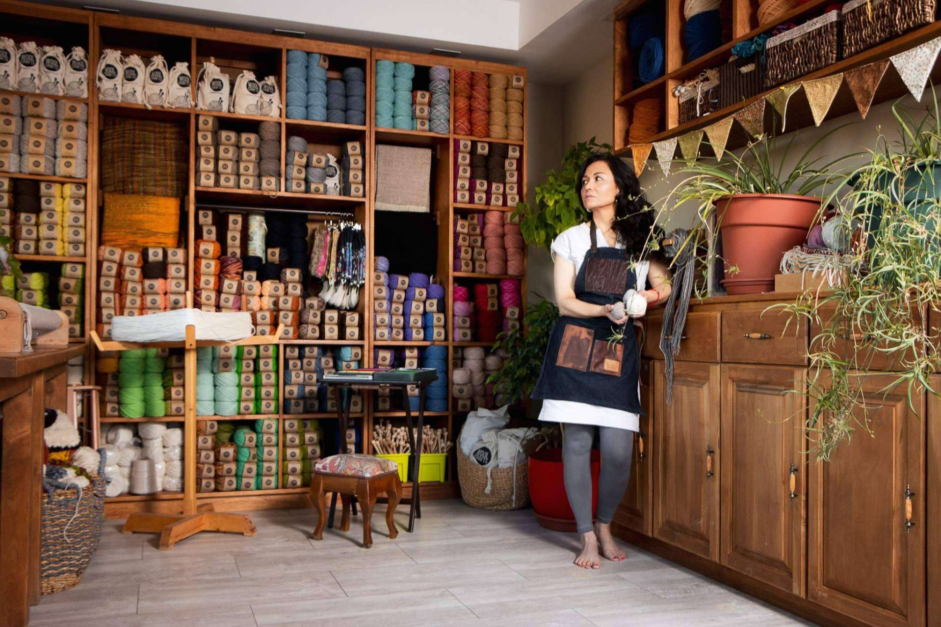 La artista textil de la Patagonia, Claudia Wool, se muda a España para trabajar en una nueva serie de tapices inspirados en el Mediterráneo
