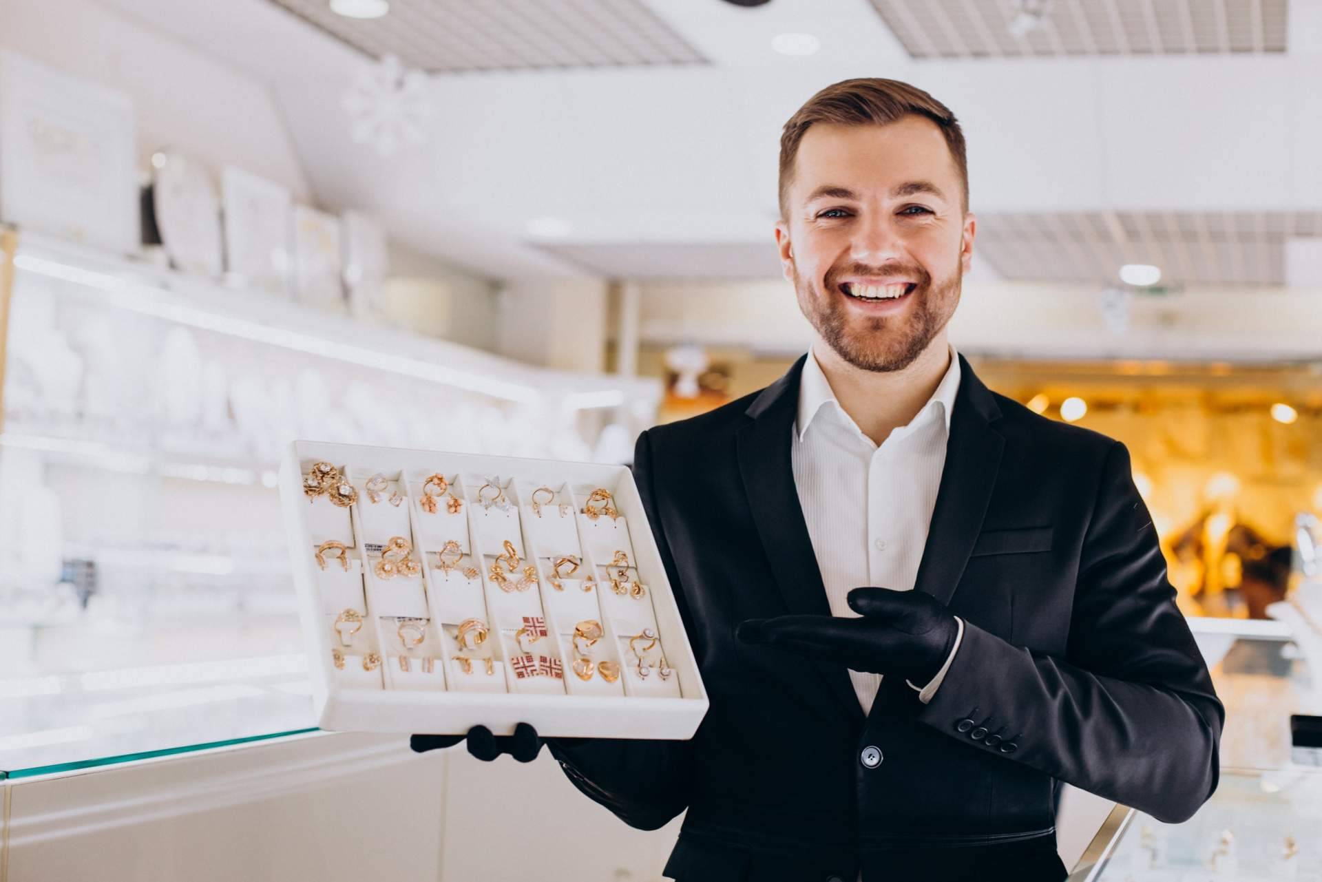 Para organizar los artículos, llevar el historial digital de los clientes y controlar el inventario diario, un software para joyerías es un buen aliado