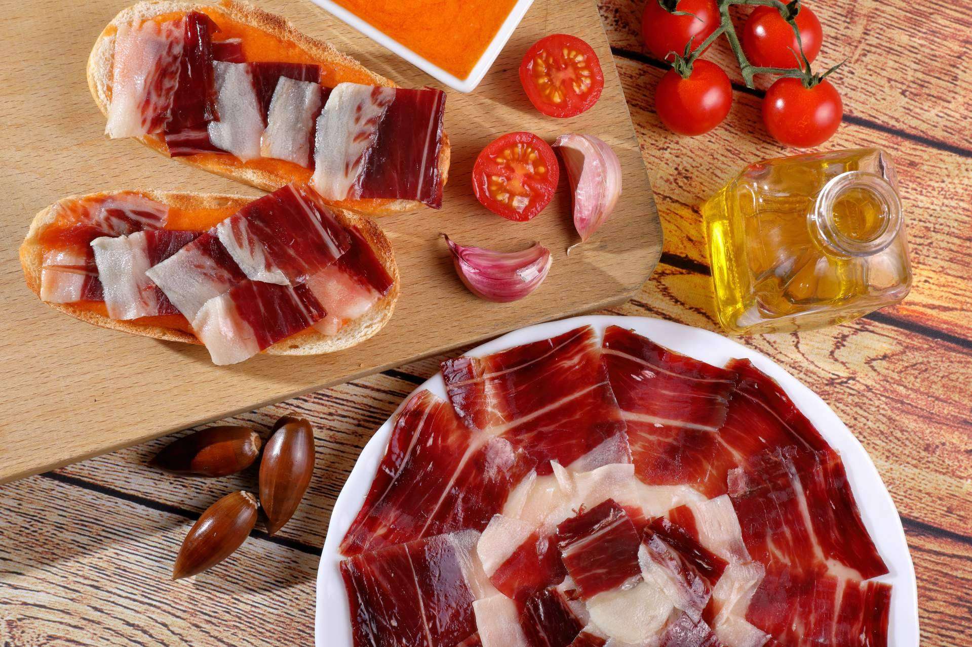 Jamón & Pico ofrece las claves para escoger los jamoneros y cuchillos ideales