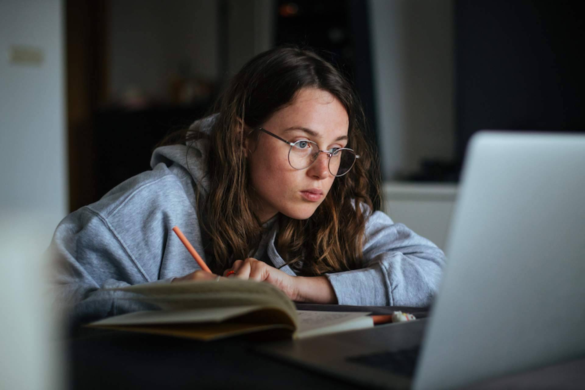 ¿Cuáles son los principales beneficios del sistema antiplagio online de Ayuda Universitaria?