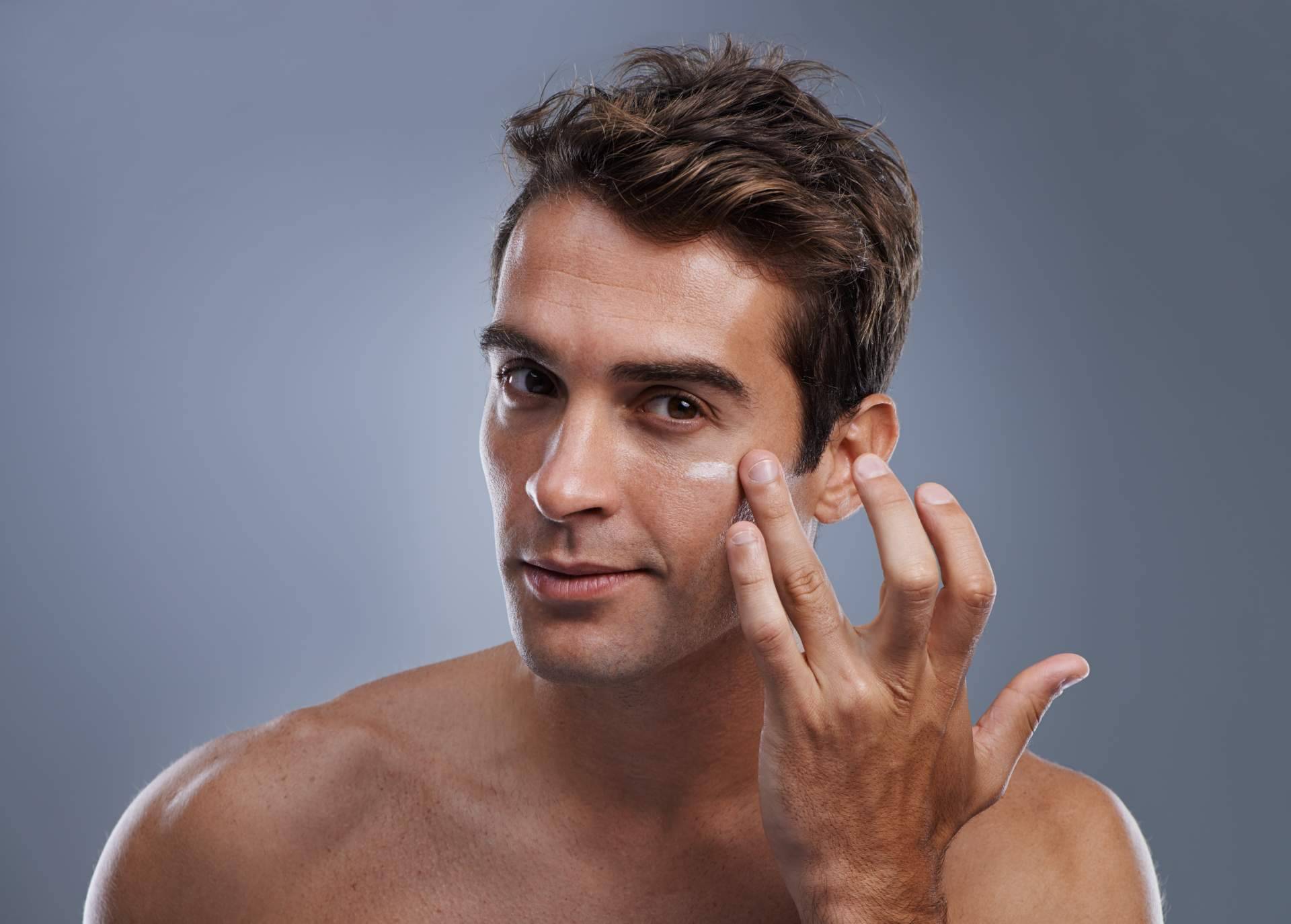 Cuáles son los productos cosméticos imprescindibles en la rutina de belleza para hombre, por MensandBeauty