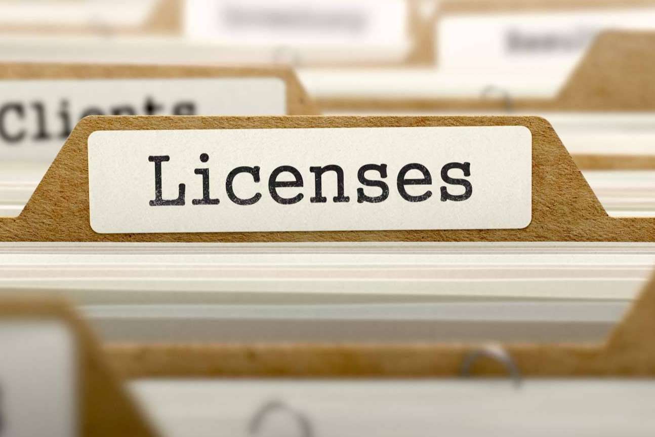Expedición de licencias y autorizaciones para la emisión de garantías comerciales y financieras