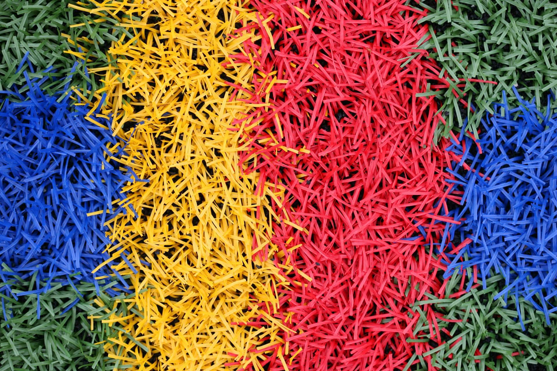 ¡Añadir un toque de color al jardín con césped artificial de colores! rojo, azul, negro, blanco... con JardínVertical.es