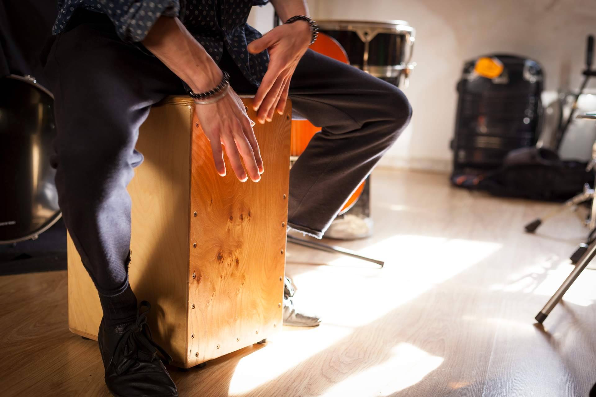 Aprender a tocar el cajón flamenco con el libro de Música y Maestro