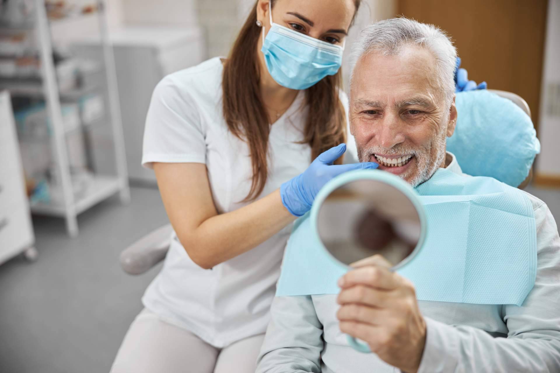 Tratamientos dentales y servicios efectivos que mejoran la sonrisa de los pacientes con Los Llanos Dental