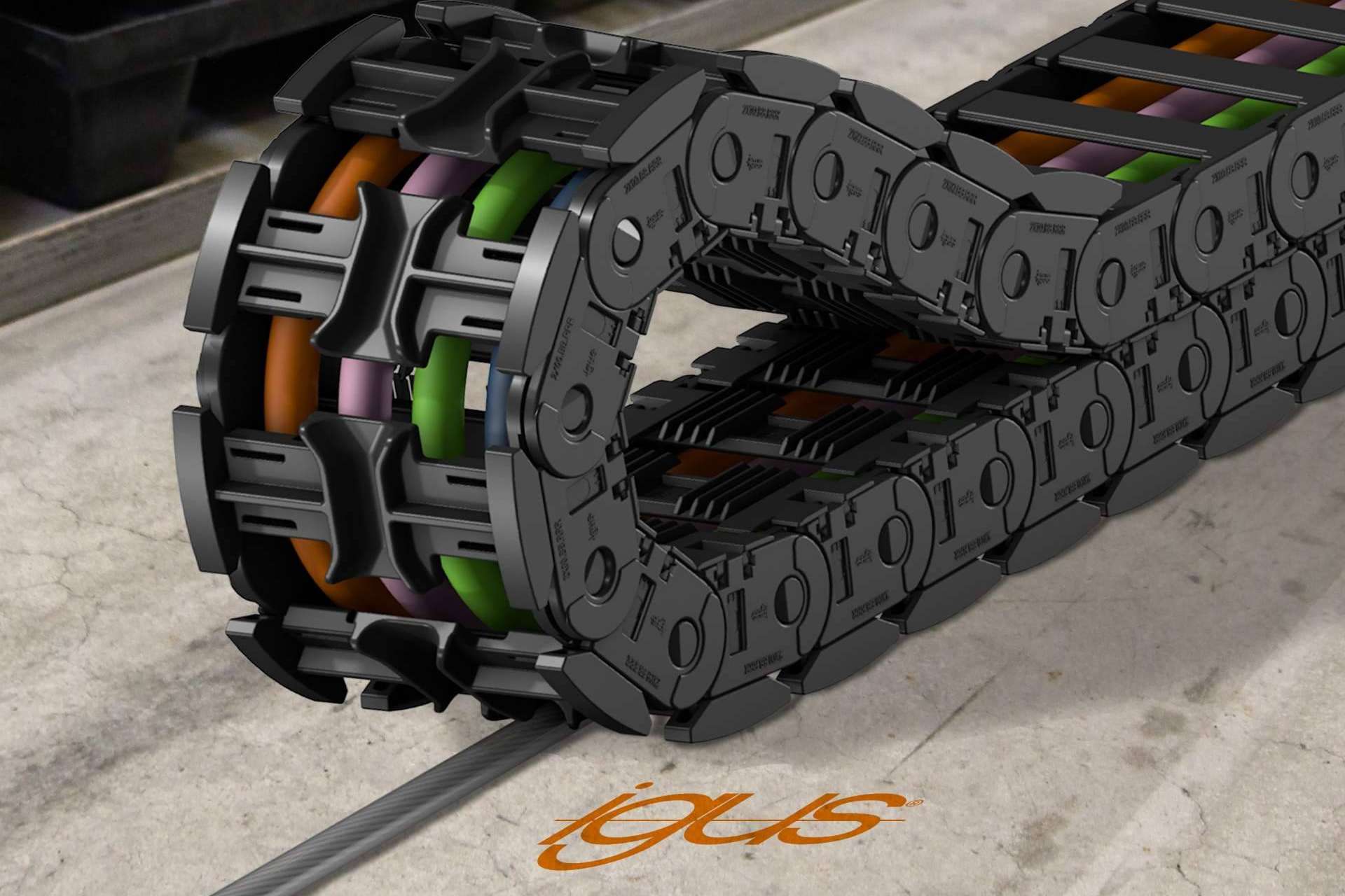 Cadena portacables igus con un cordón de acero como guía para la manipulación de materiales