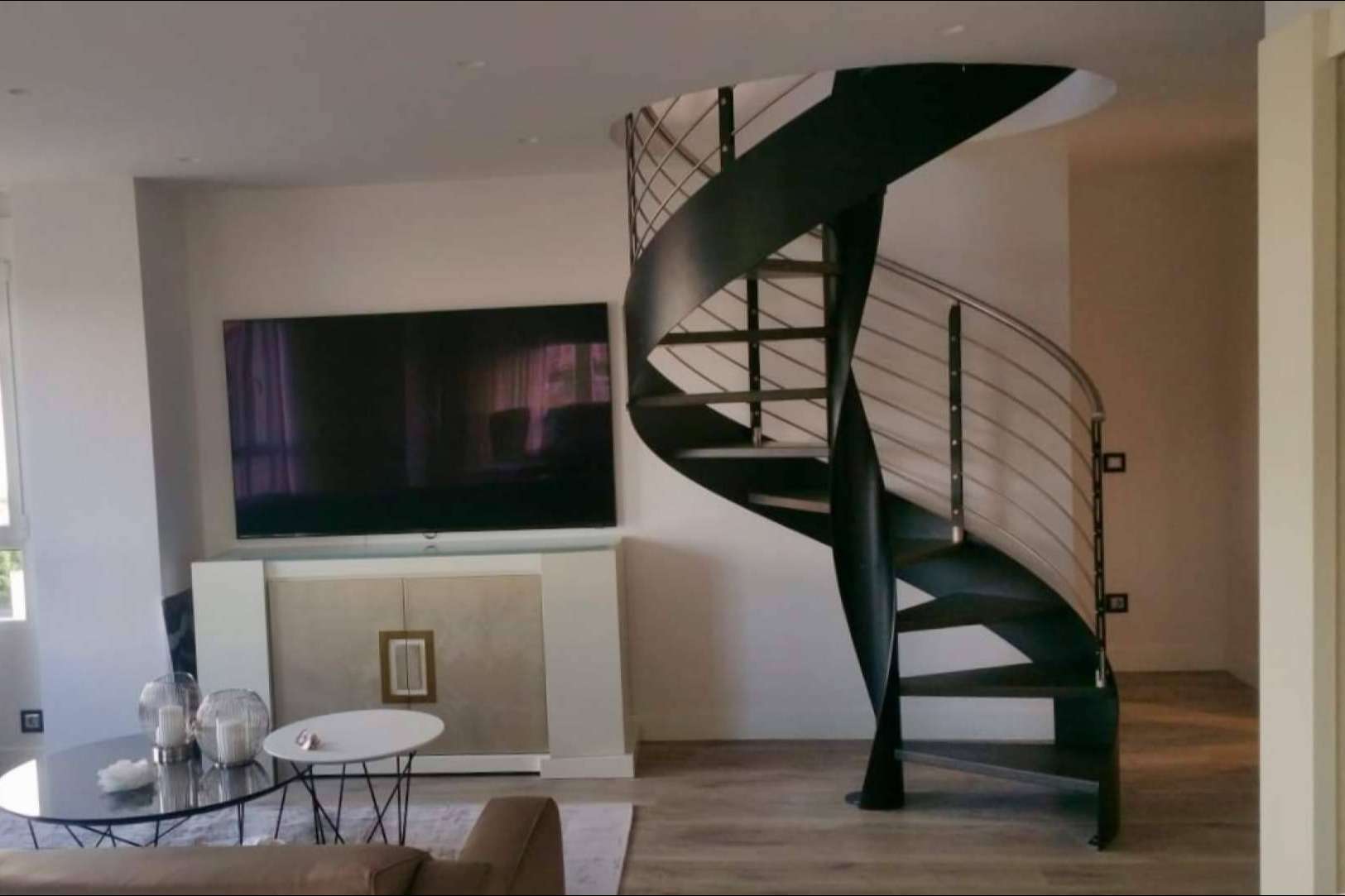 Cuáles son las ventajas de utilizar las escaleras de caracol en el hogar, con Enesca
