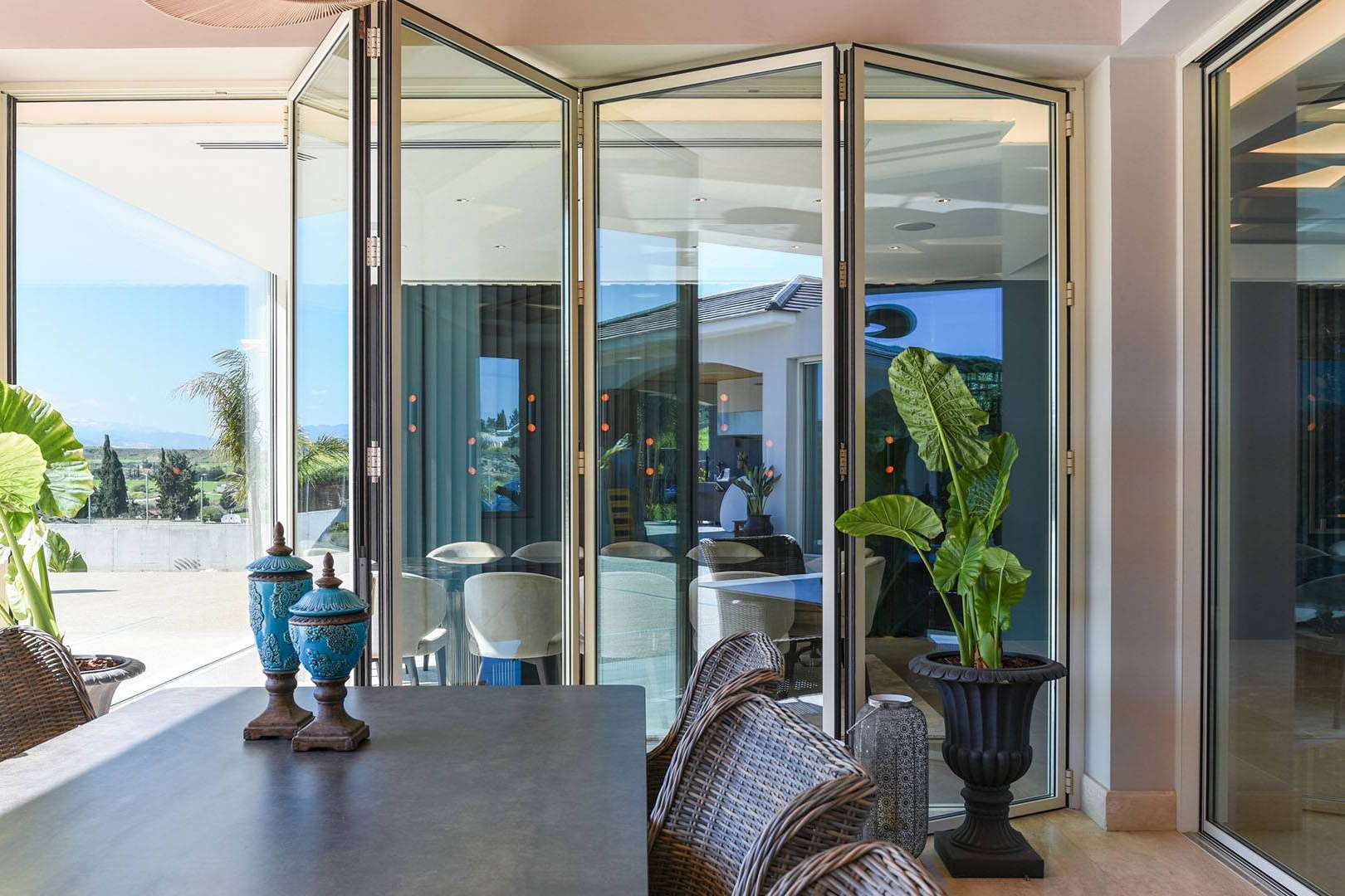 Cerramientos con cortinas de cristal funcionales y prácticos en Compass Research