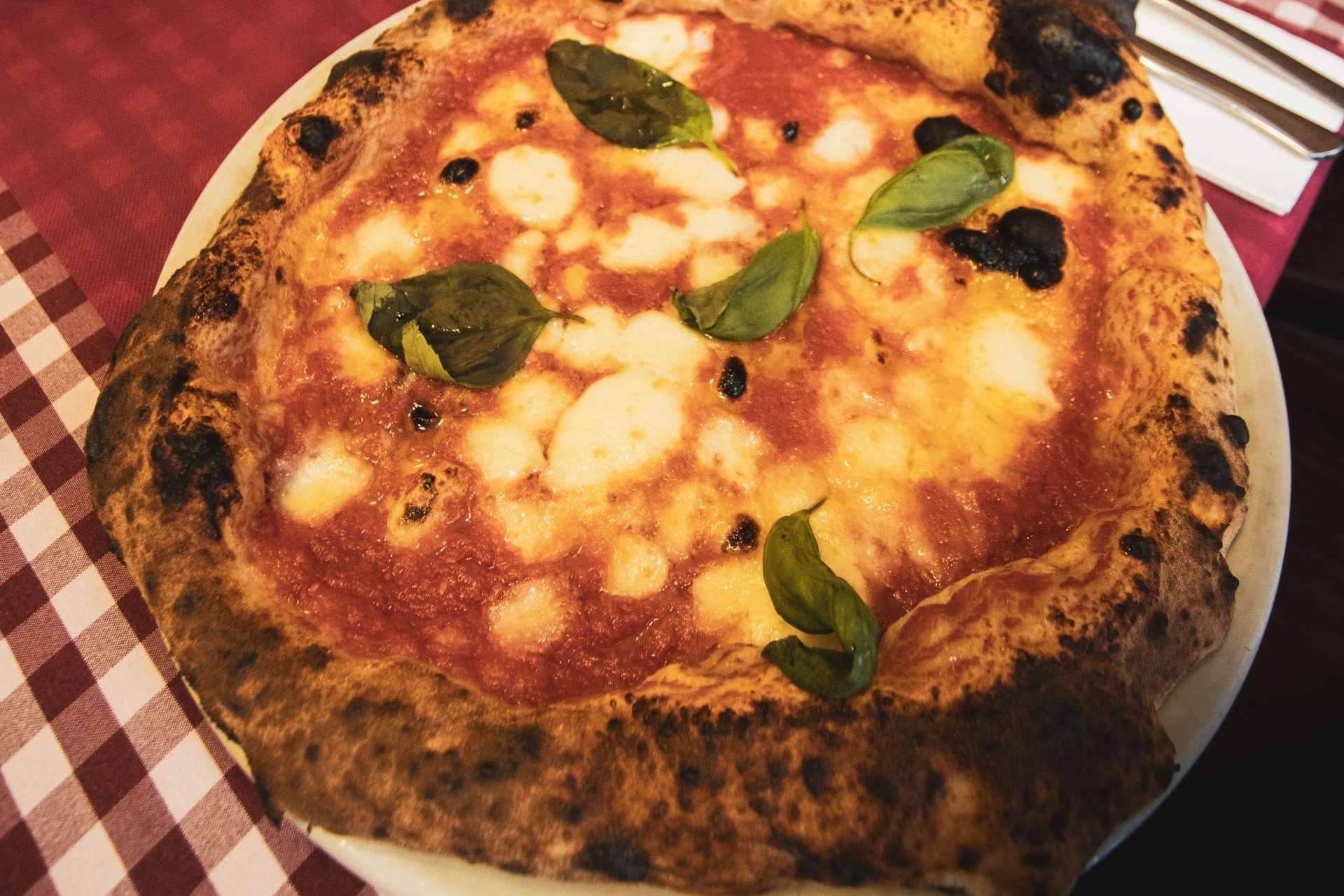 Disfrutar en Spaccanapoli Barcelona de la original pizza napolitana