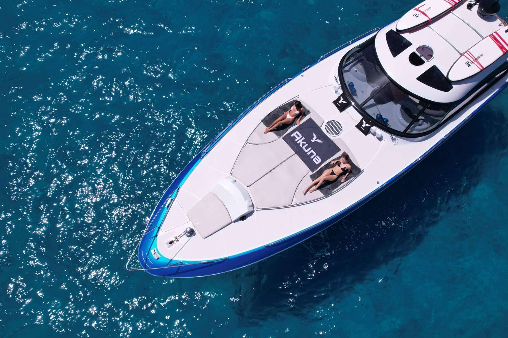 AkunaProject ofrece un excelente servicio de alquiler de yates en Ibiza