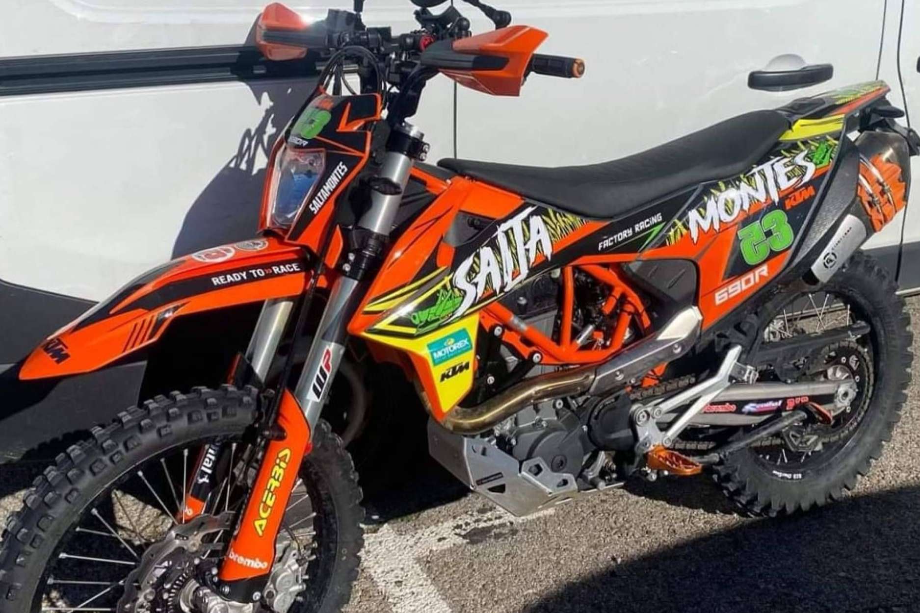 ADHESIVOSSEMBARRADOS ofrece adhesivos personalizados para motos