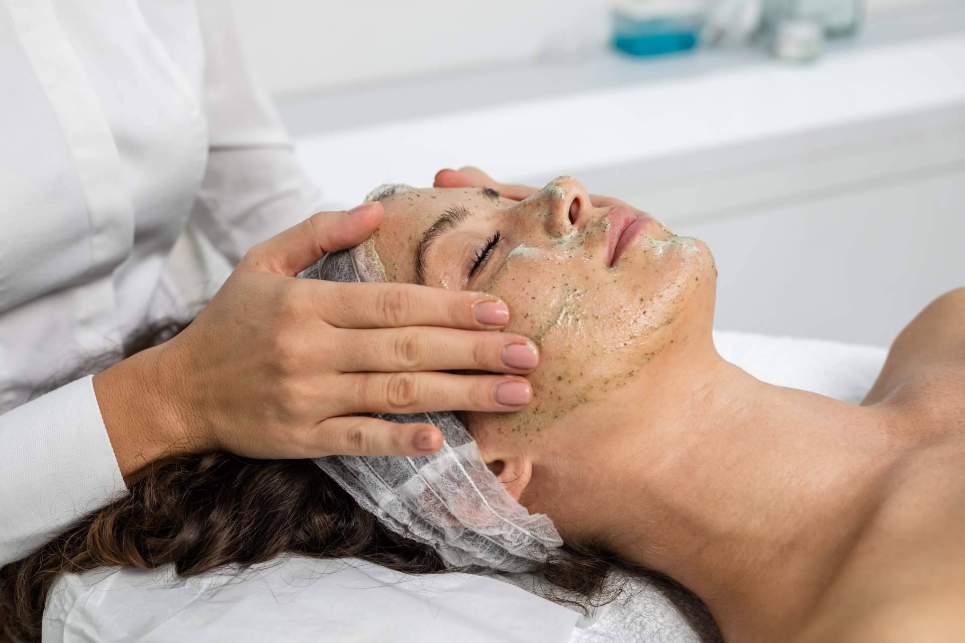 Alluring Clinic realiza peeling químicos como herramienta para luchar contra el envejecimiento facial
