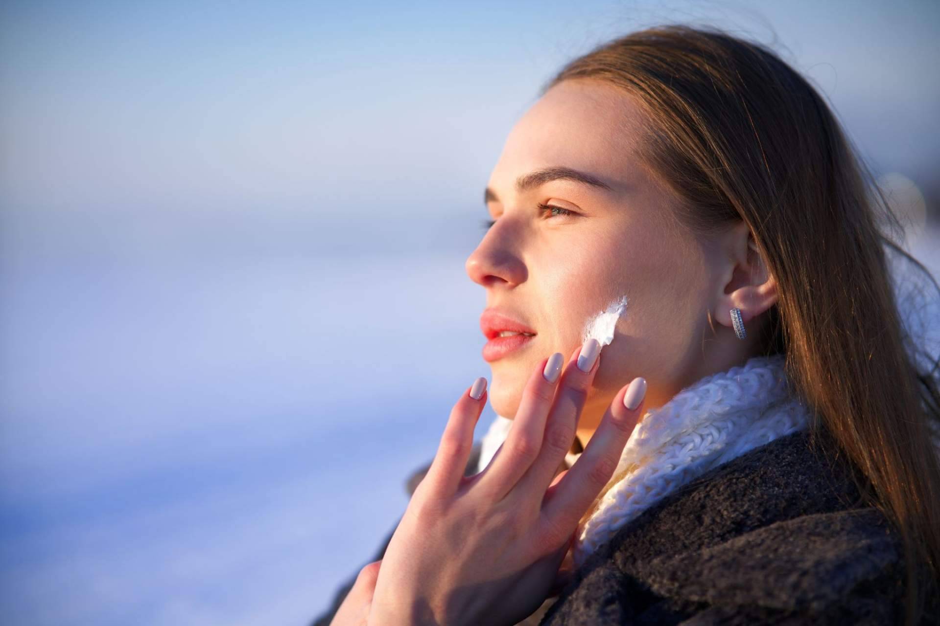 La importancia de una buena crema hidratante facial para que la piel del rostro no sufra los meses de frío, por La Para-Farmacia del Puerto