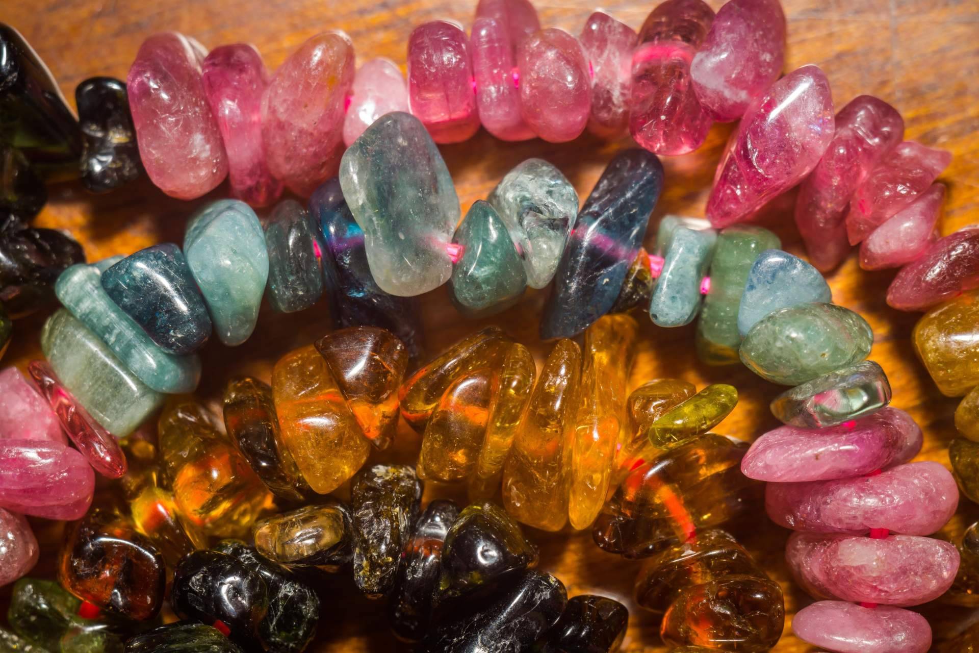 Tienda de Gemas expone los beneficios de sus pulseras de la suerte