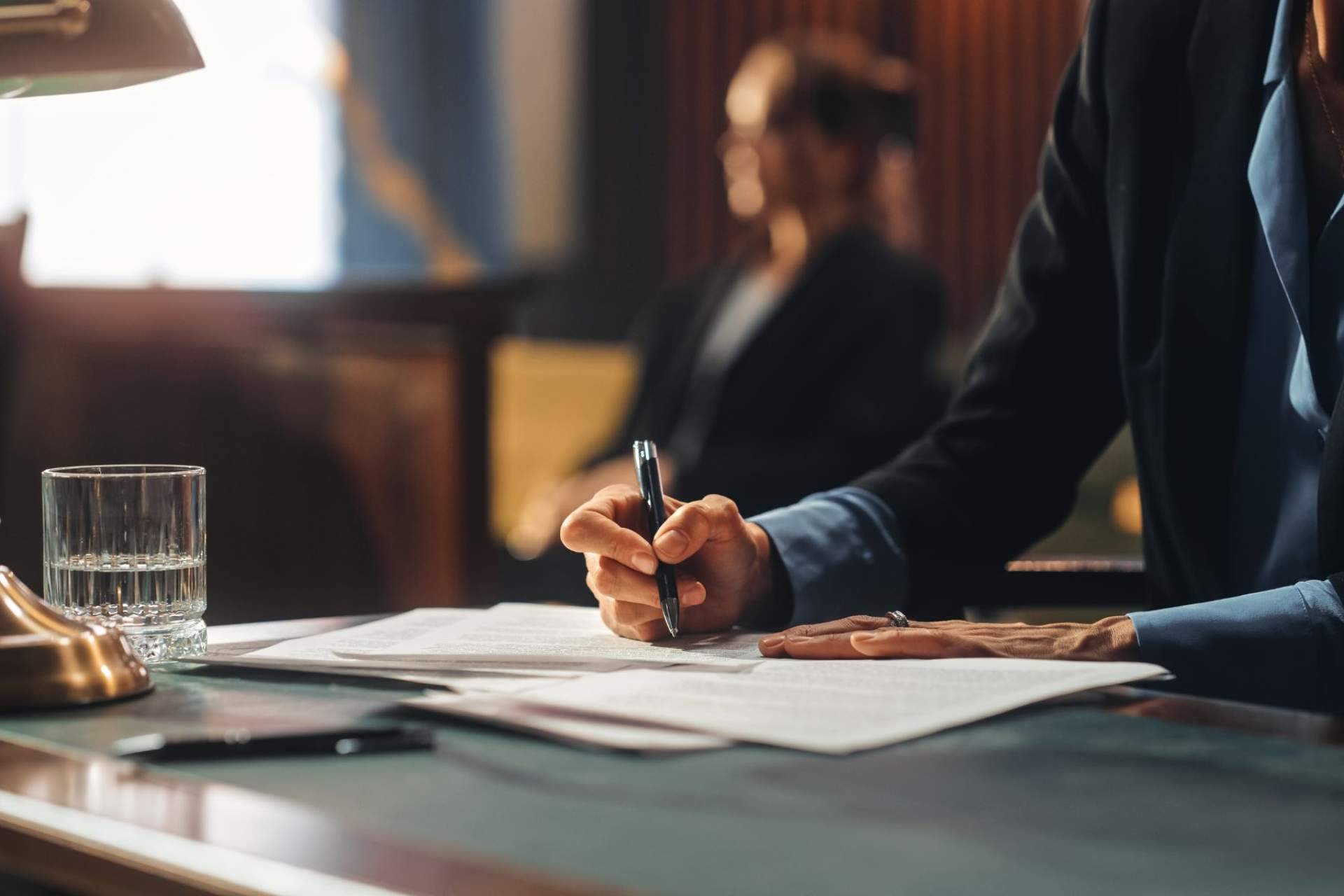 El grupo jurídico ROBLEDO VARGAS ABOGADOS tiene una amplia experiencia en la defensa del patrimonio de empresarios, funcionarios públicos y particulares en general en materia de Extinción de Dominio