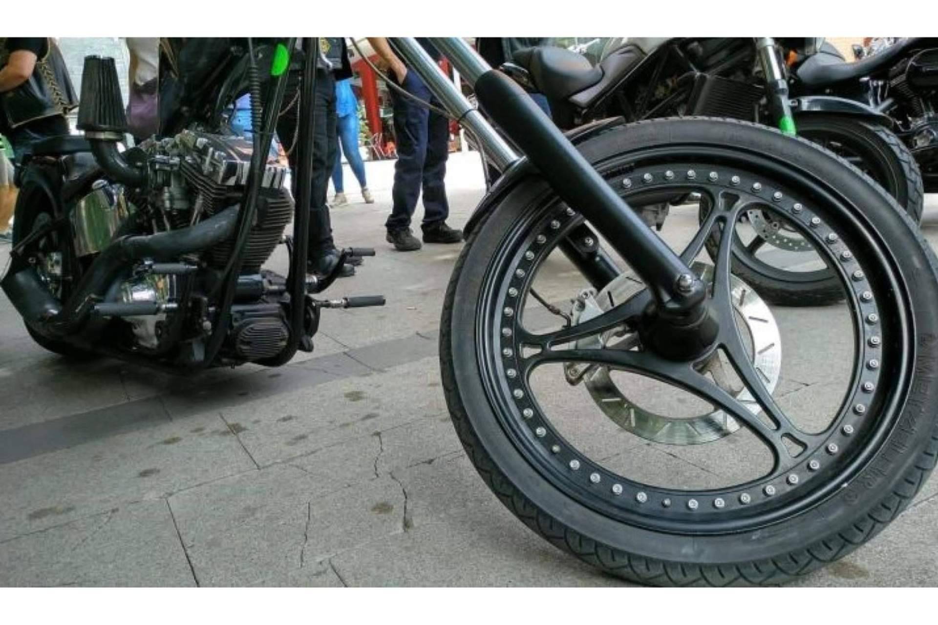 Eactivos.com subasta la motocicleta que utilizó la artista colombiana de moda en uno de sus videoclips