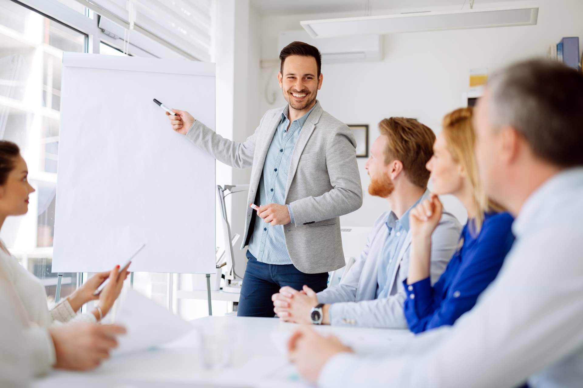 ARH ECONOMIST afirma que las grandes empresas ya no buscan jefes, sino líderes