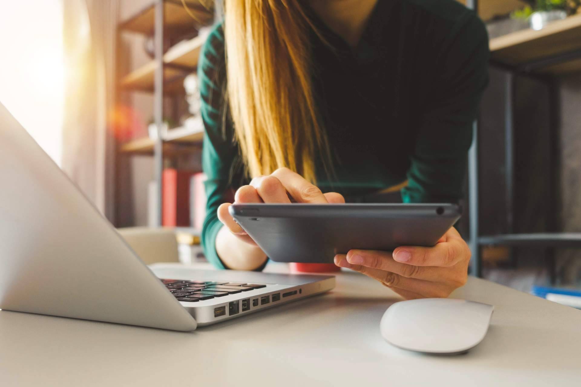 ¿Cuáles son las ventajas de realizar publicidad digital en plataformas como Google y Facebook para empresas?