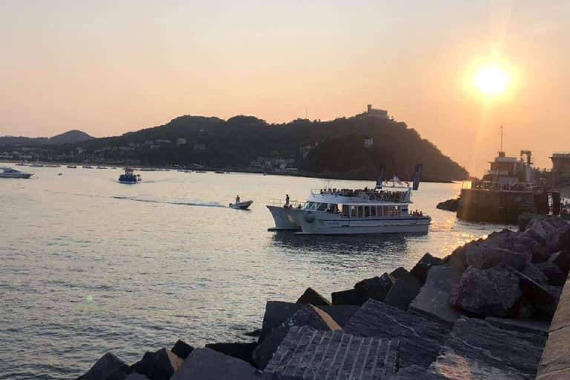 A bordo del catamarán Ciudad San Sebastián es posible disfrutar de paseos mágicos