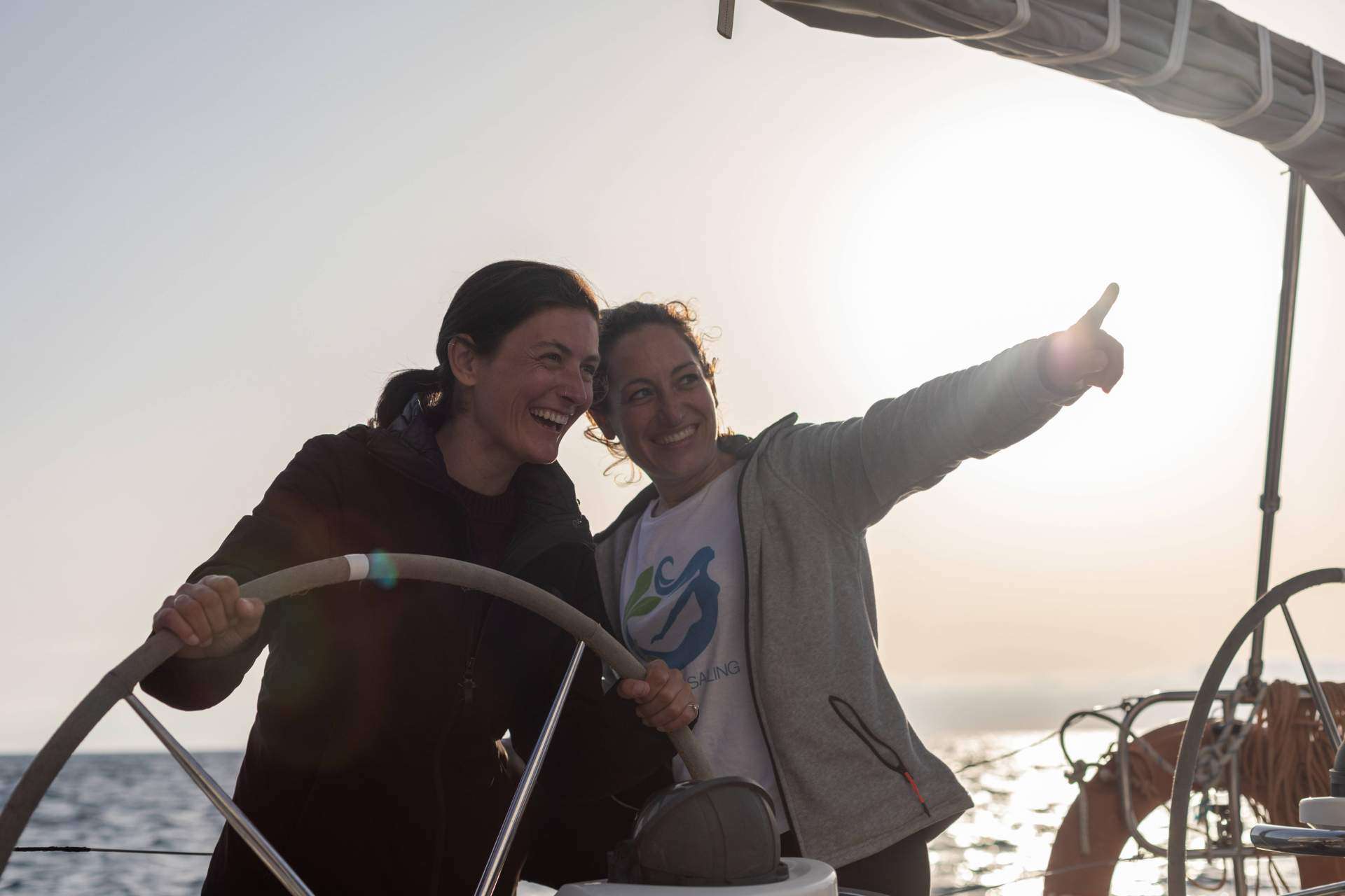 Navegar a vela un barco moderno, con Alamar Sailing
