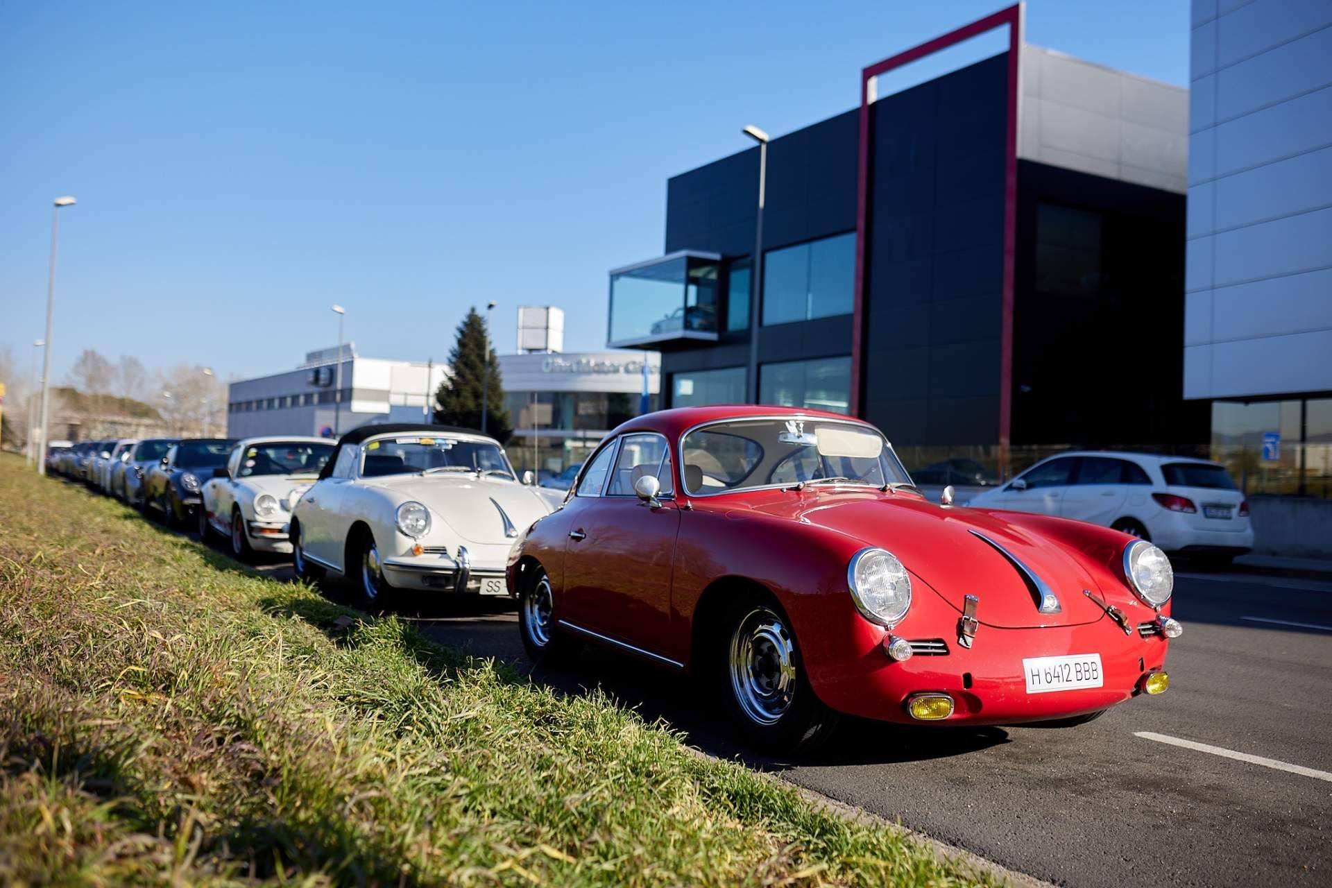 Más de 30 coches clásicos se dan cita en la ruta Porsche Girona