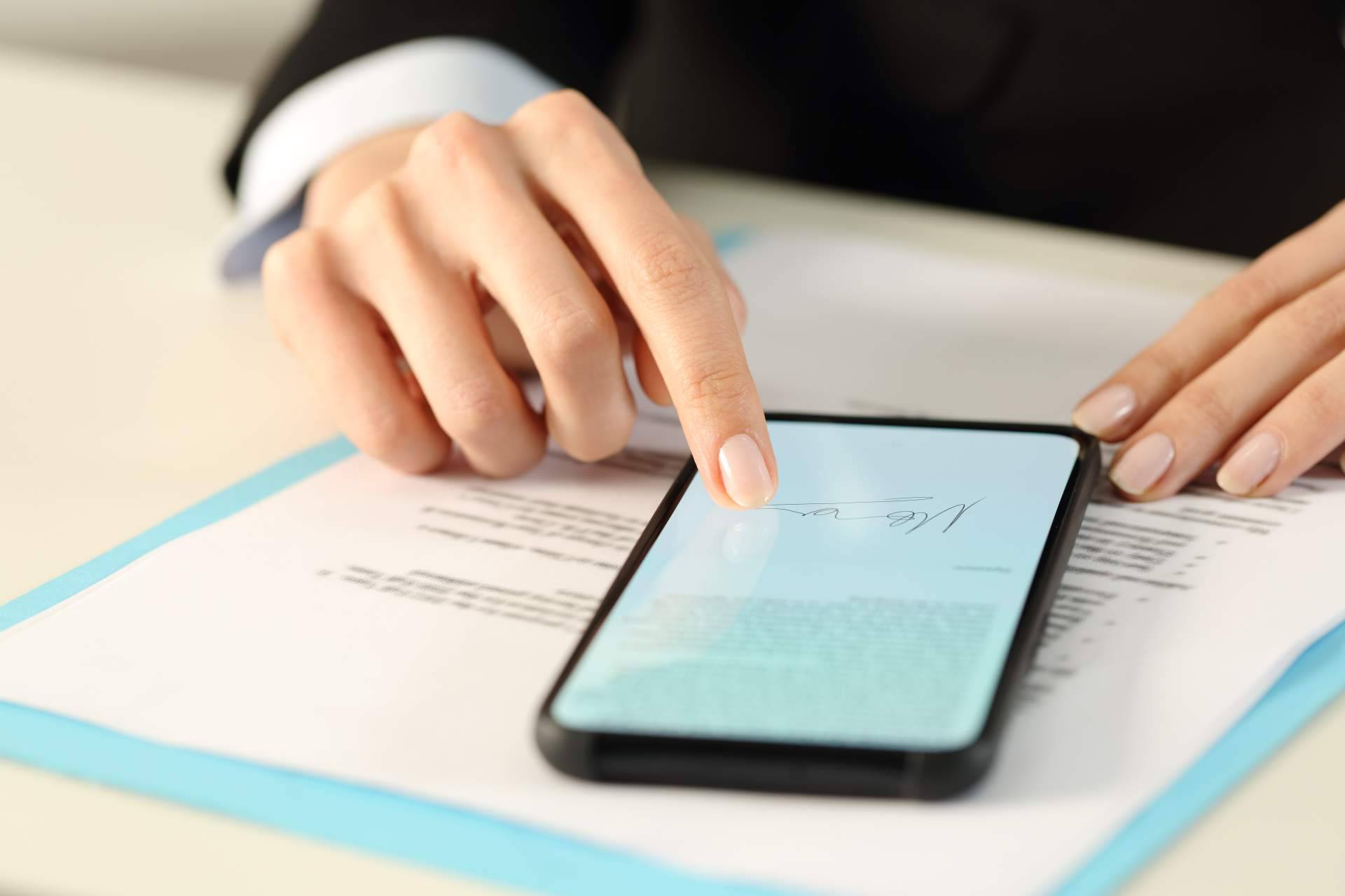 La firma de contratos a través de los servicios de Factorymail