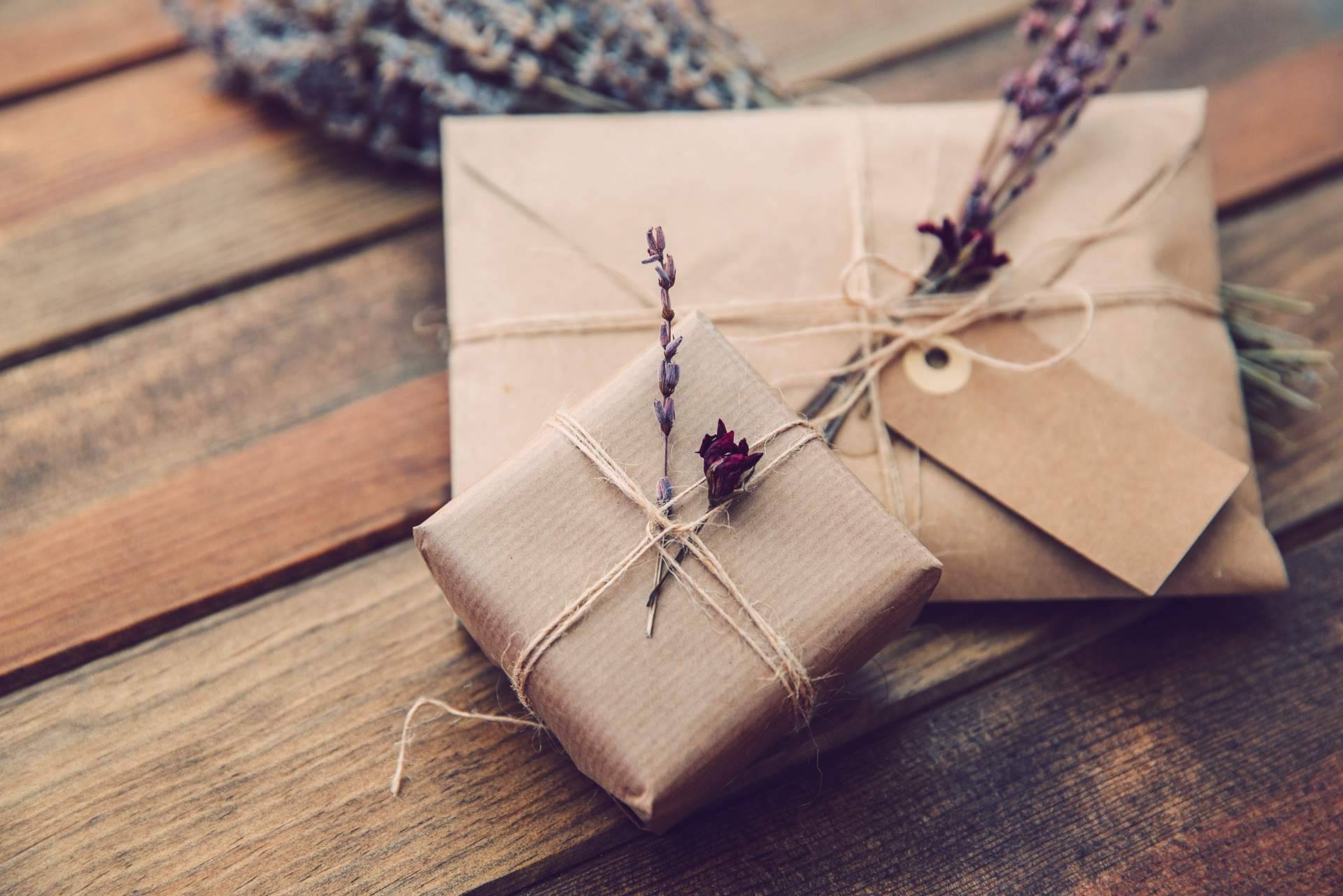 La importancia de entregar regalos corporativos en un negocio, por Carandre