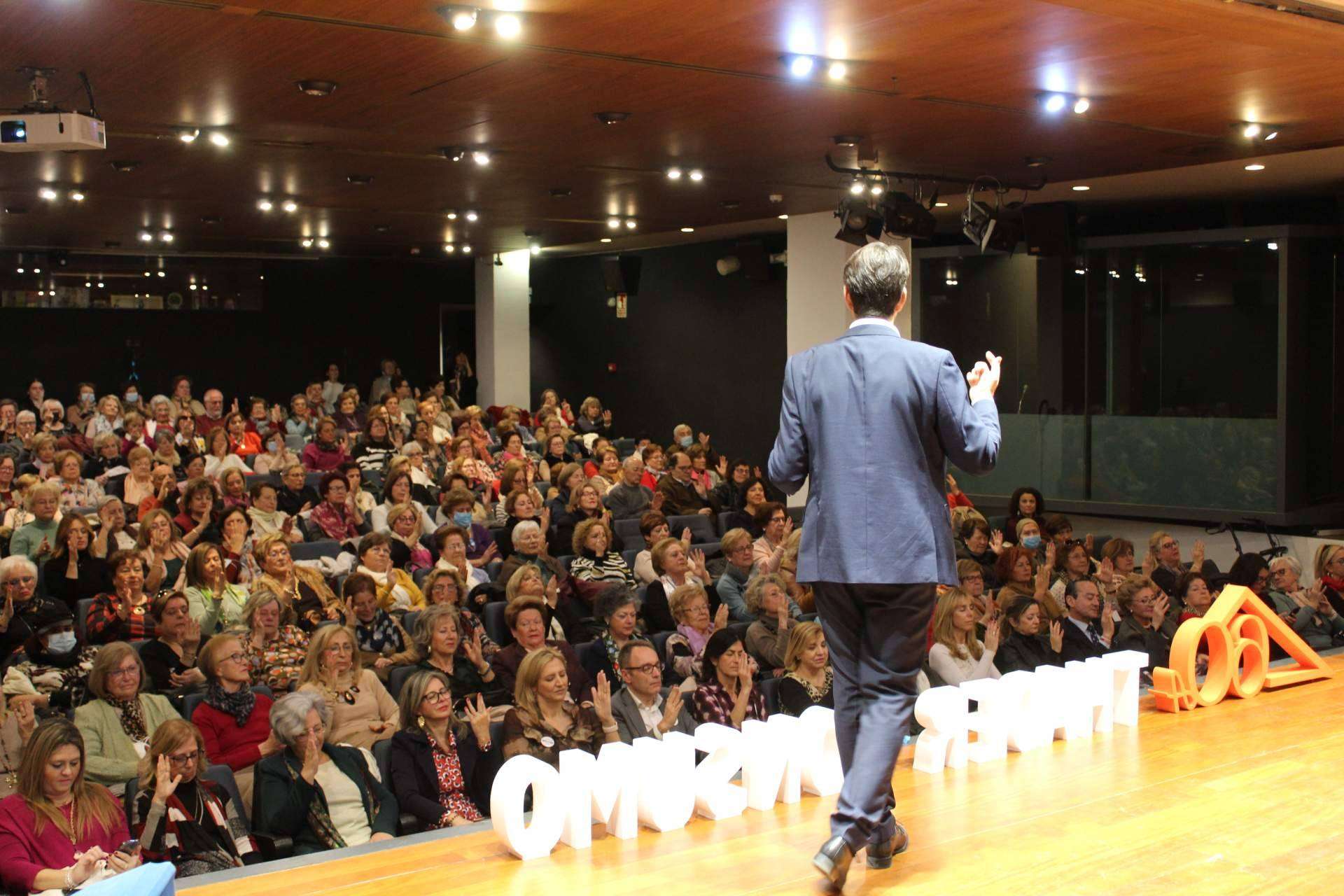 Más de 200 personas han acudido a la presentación del libro 'Las 10 claves del bienestar'