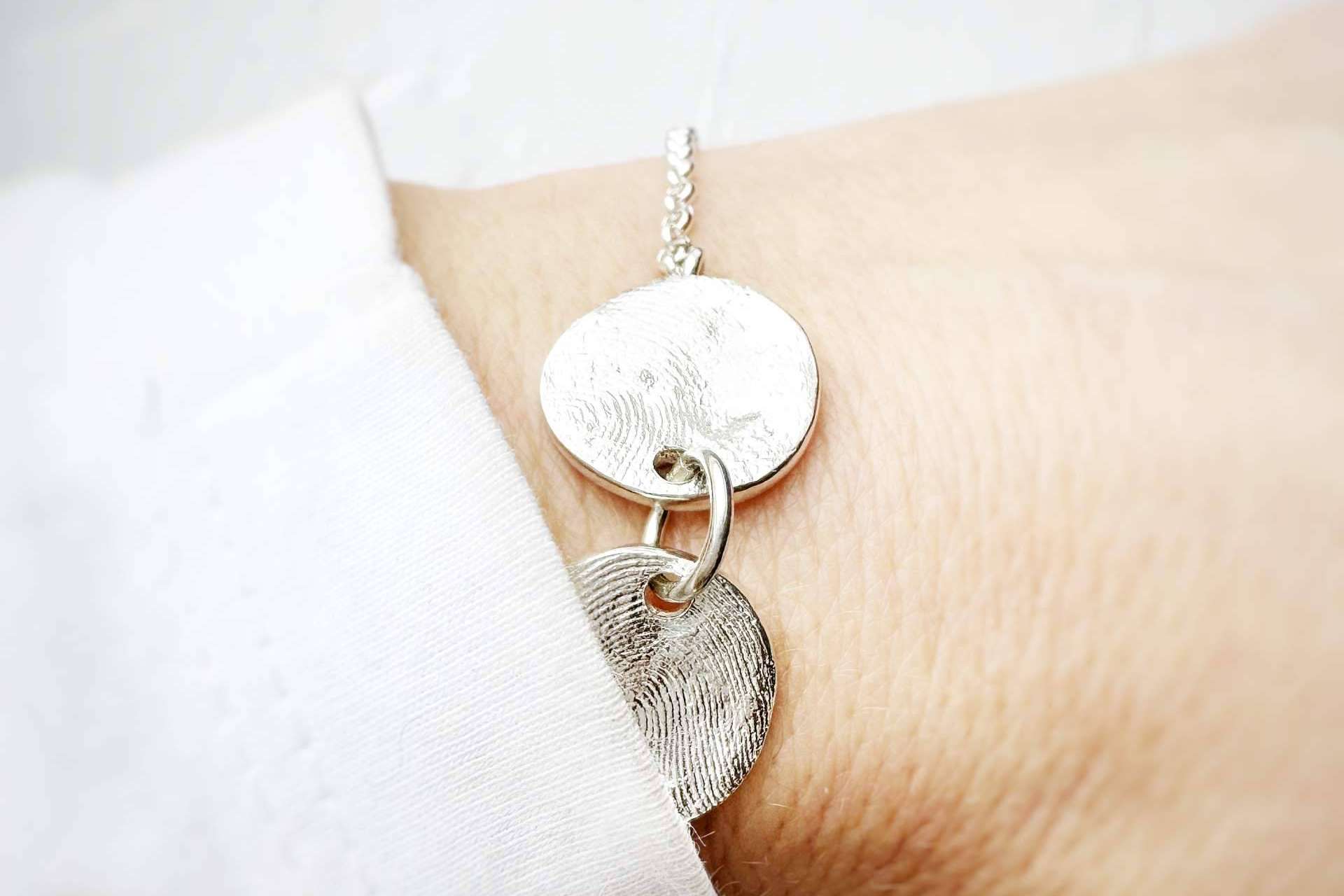La última colección de joyas personalizadas con huellas dactilares y texturas de piel, de la mano de Dejando Huella