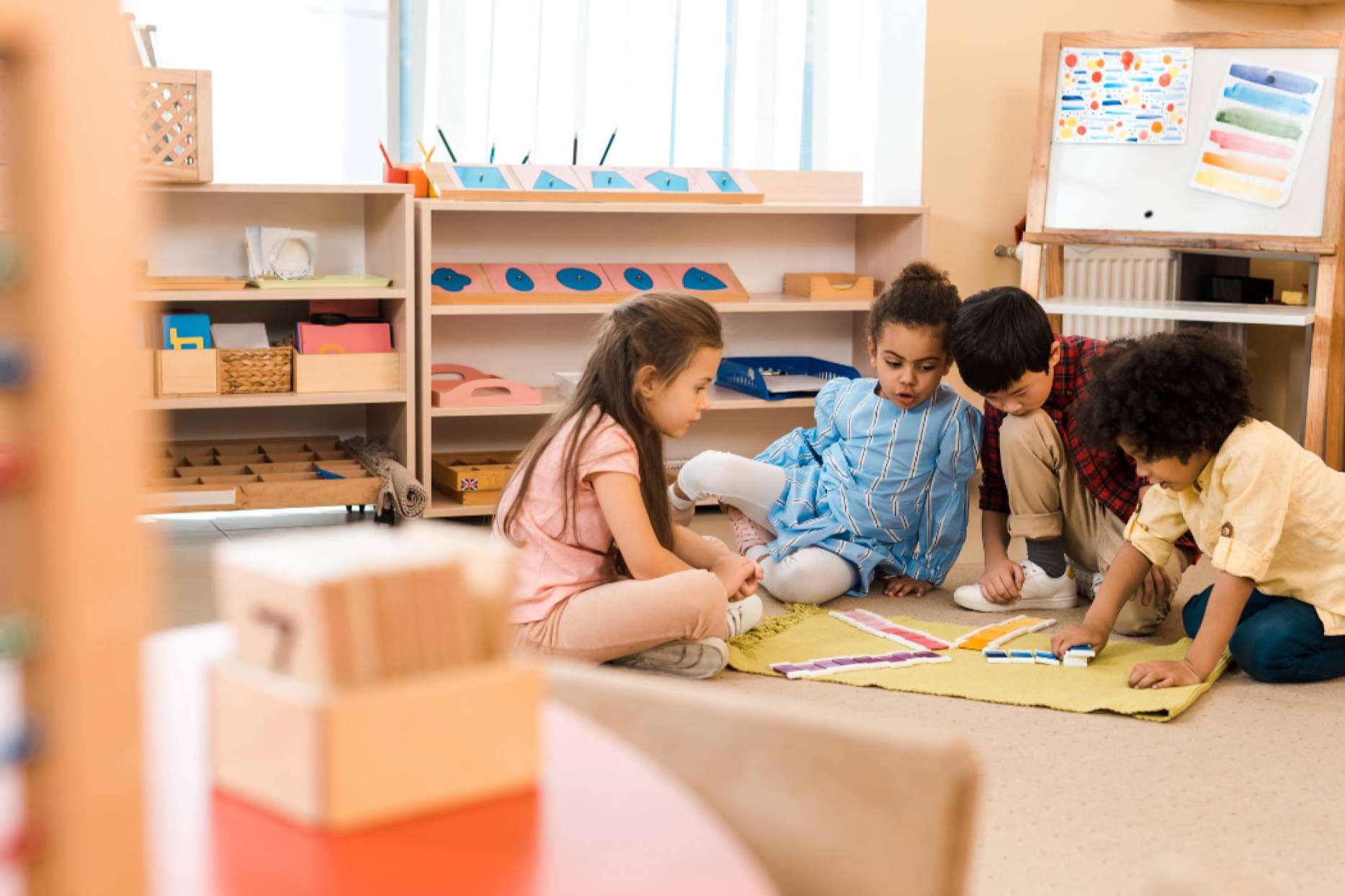 El mobiliario Montessori crea un ambiente ideal para fomentar el desarrollo de los niños pequeños