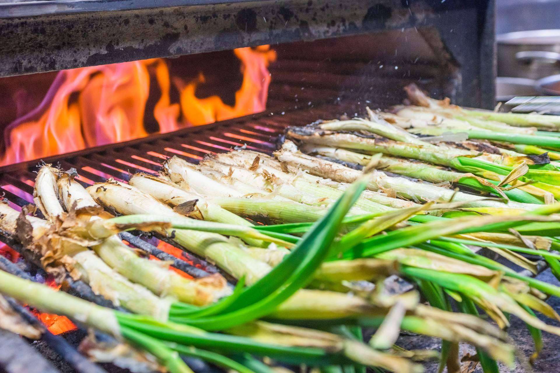 Llega la temporada de los calçots en Pasa Tapas