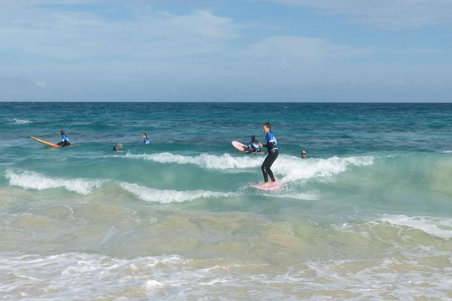 Poseidón Surf Academy recalca la importancia de aprender a surfear en una escuela