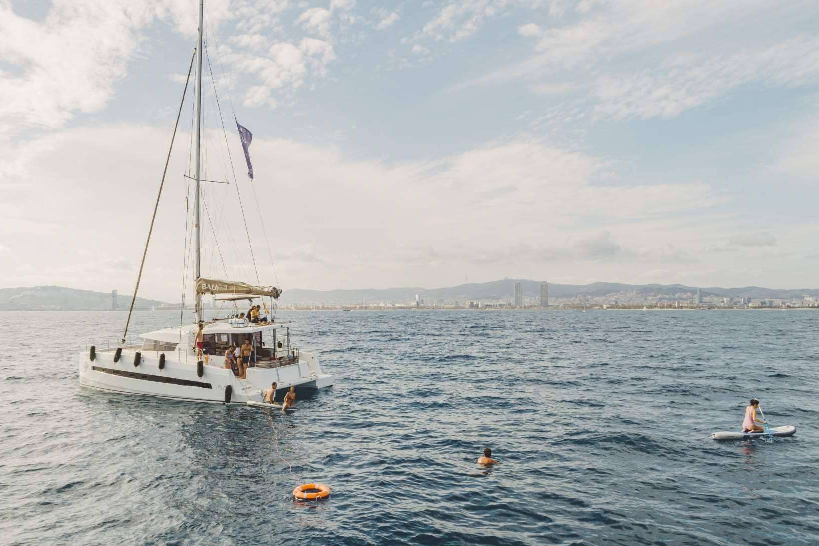 Disfrutar de experiencias exclusivas en catamaranes en Barcelona de la mano de Sondevela