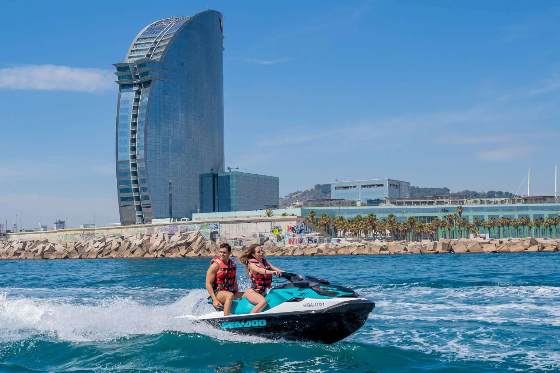Una de las empresas líderes de alquiler de motos acuáticas en Barcelona es JetScoot