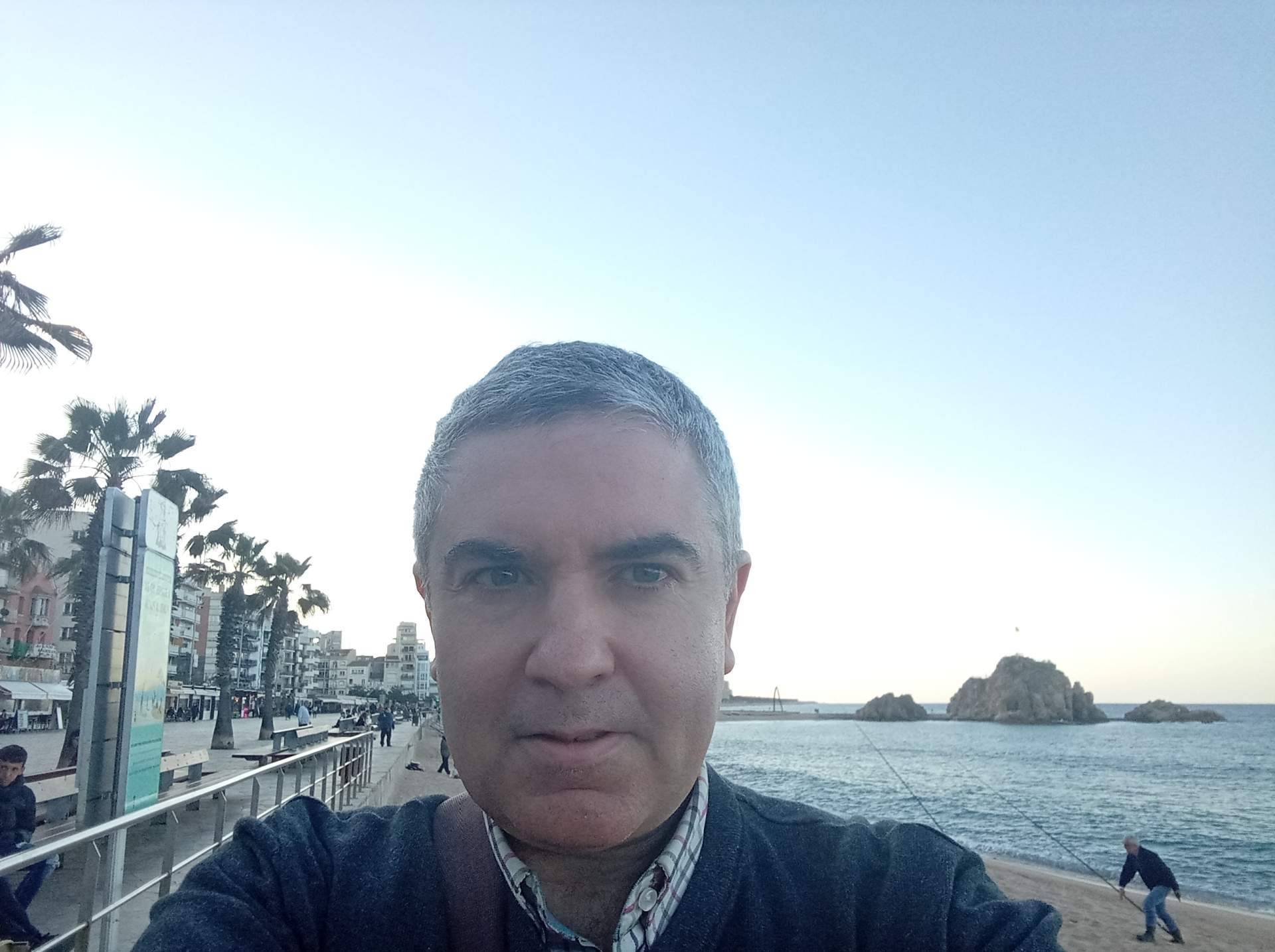 La publicación del segundo libro de Carlos José Gil Soler, 'Soledades y silencios', un relato que juega con la poesía